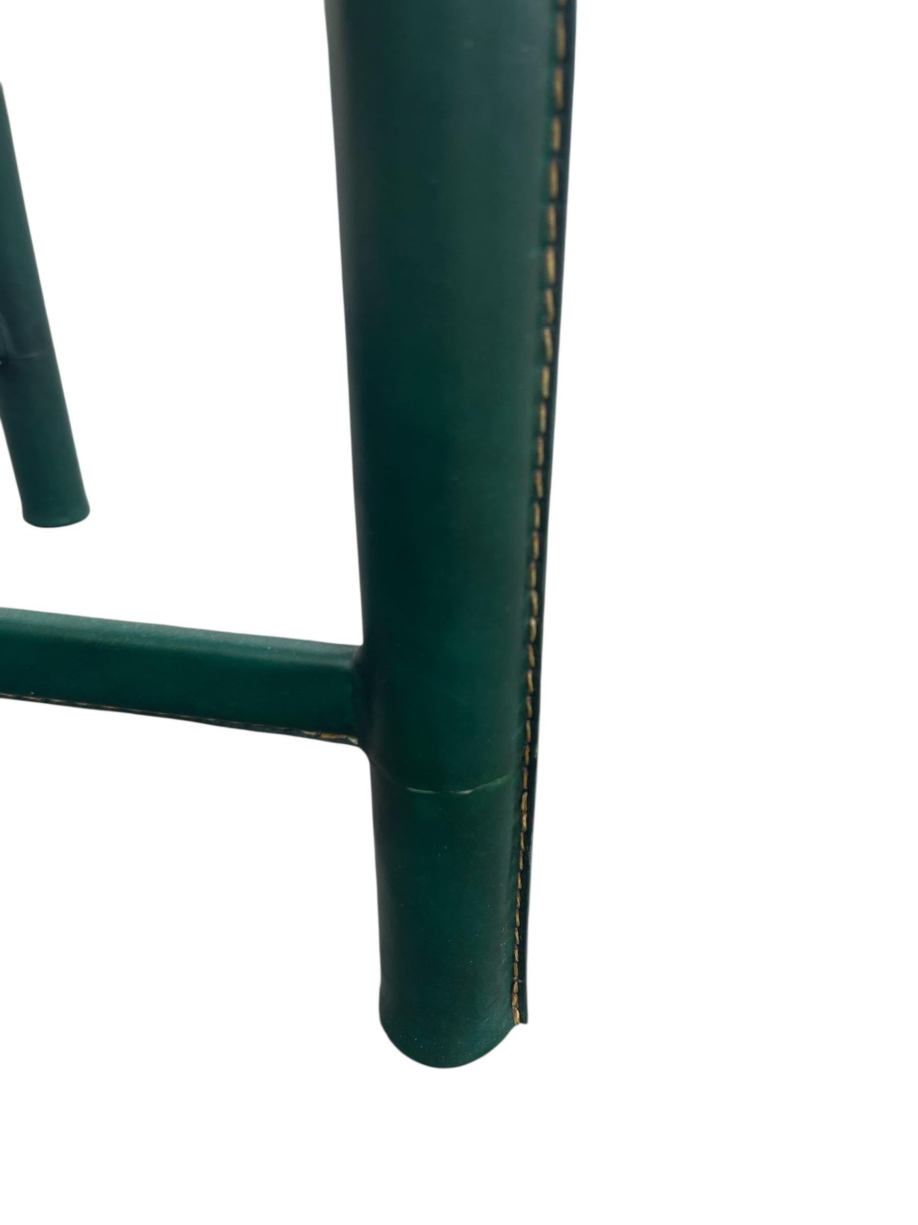 Mesa auxiliar de cuero negro y verde cosida de los años 50, por Jacques Adnet en venta 4