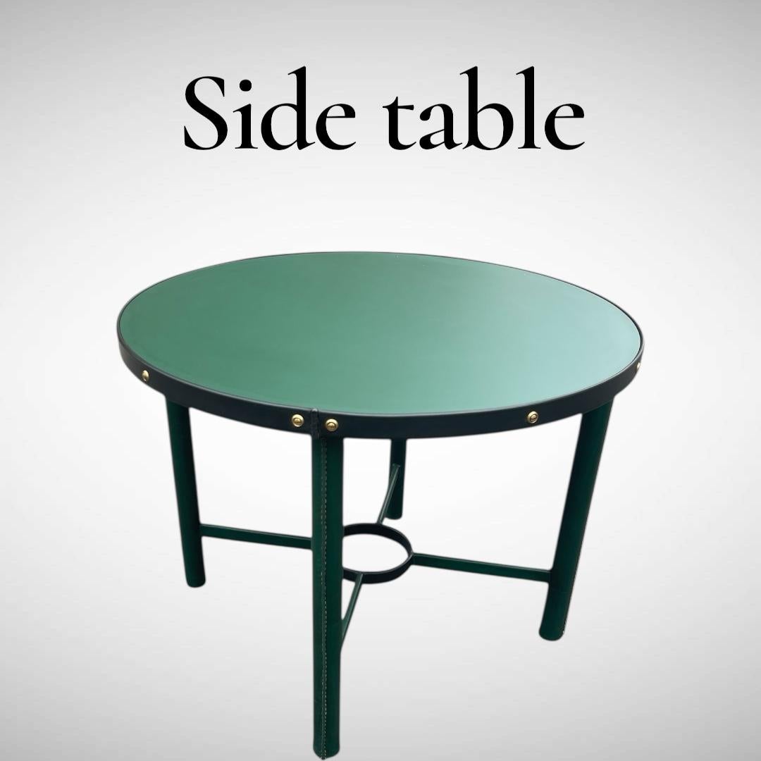 Mesa auxiliar de cuero negro y verde cosida de los años 50, por Jacques Adnet Francés en venta