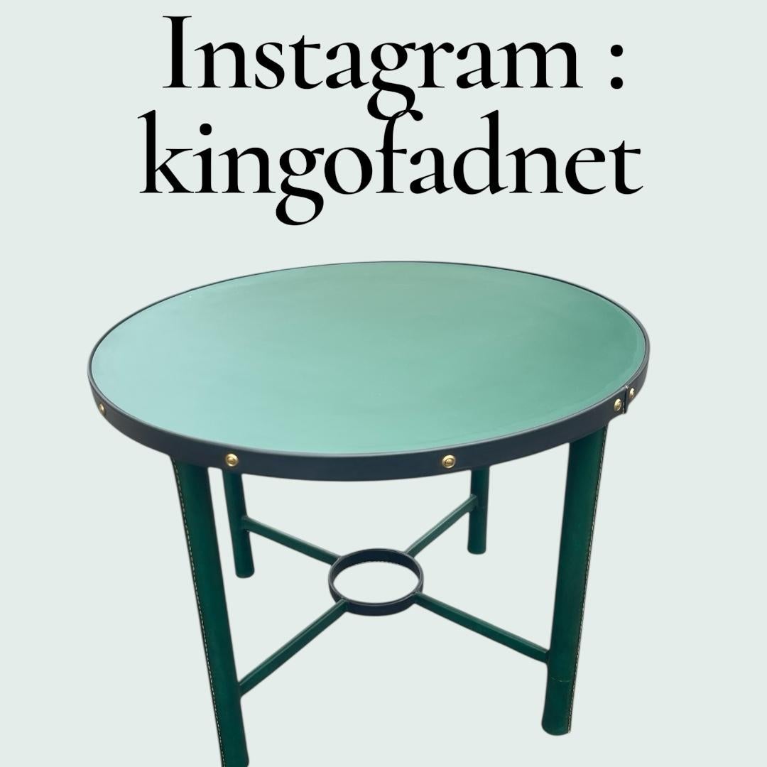 Mesa auxiliar de cuero negro y verde cosida de los años 50, por Jacques Adnet en Bueno estado para la venta en Bois-Colombes, FR