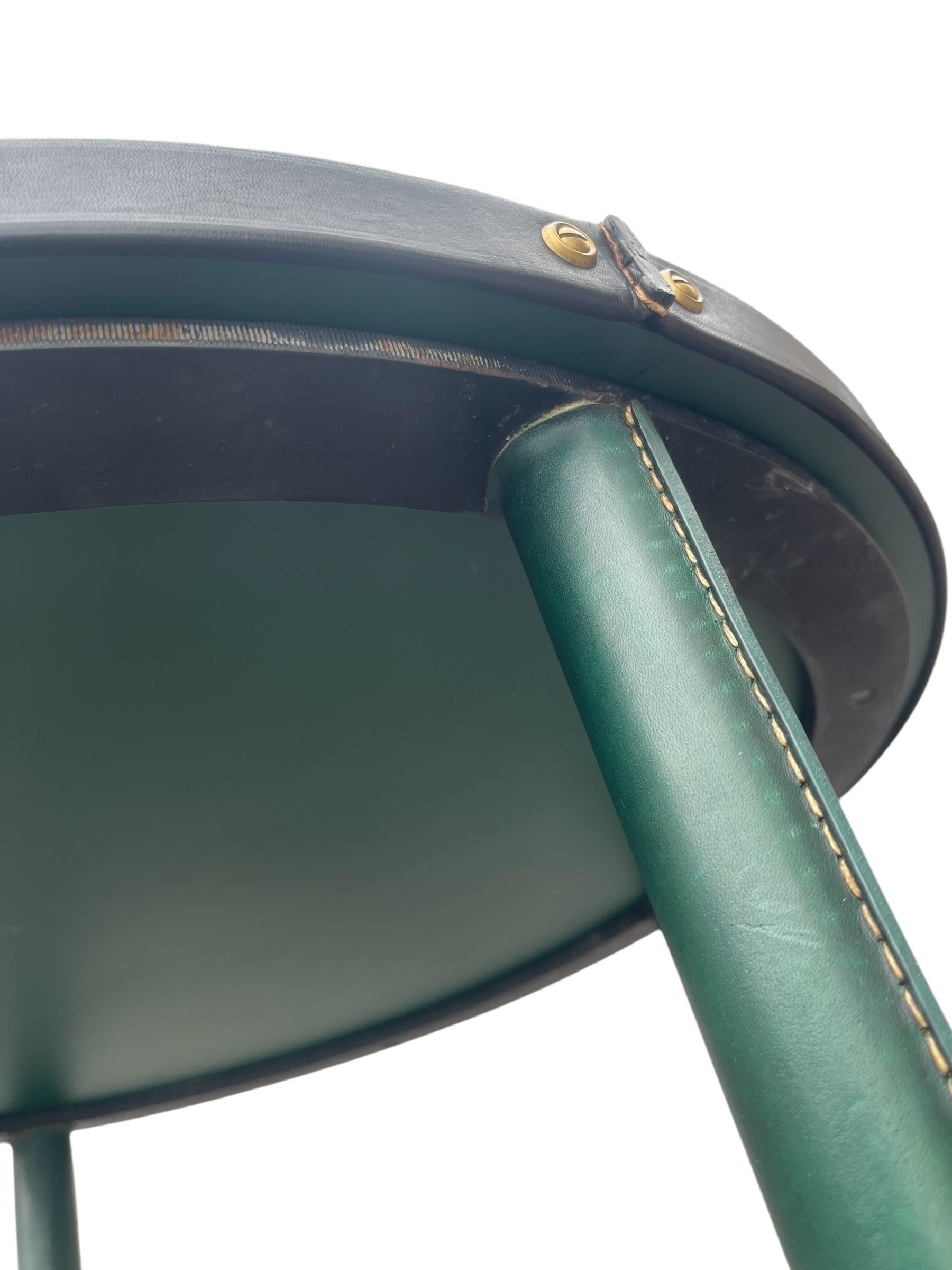 Mesa auxiliar de cuero negro y verde cosida de los años 50, por Jacques Adnet Cuero en venta