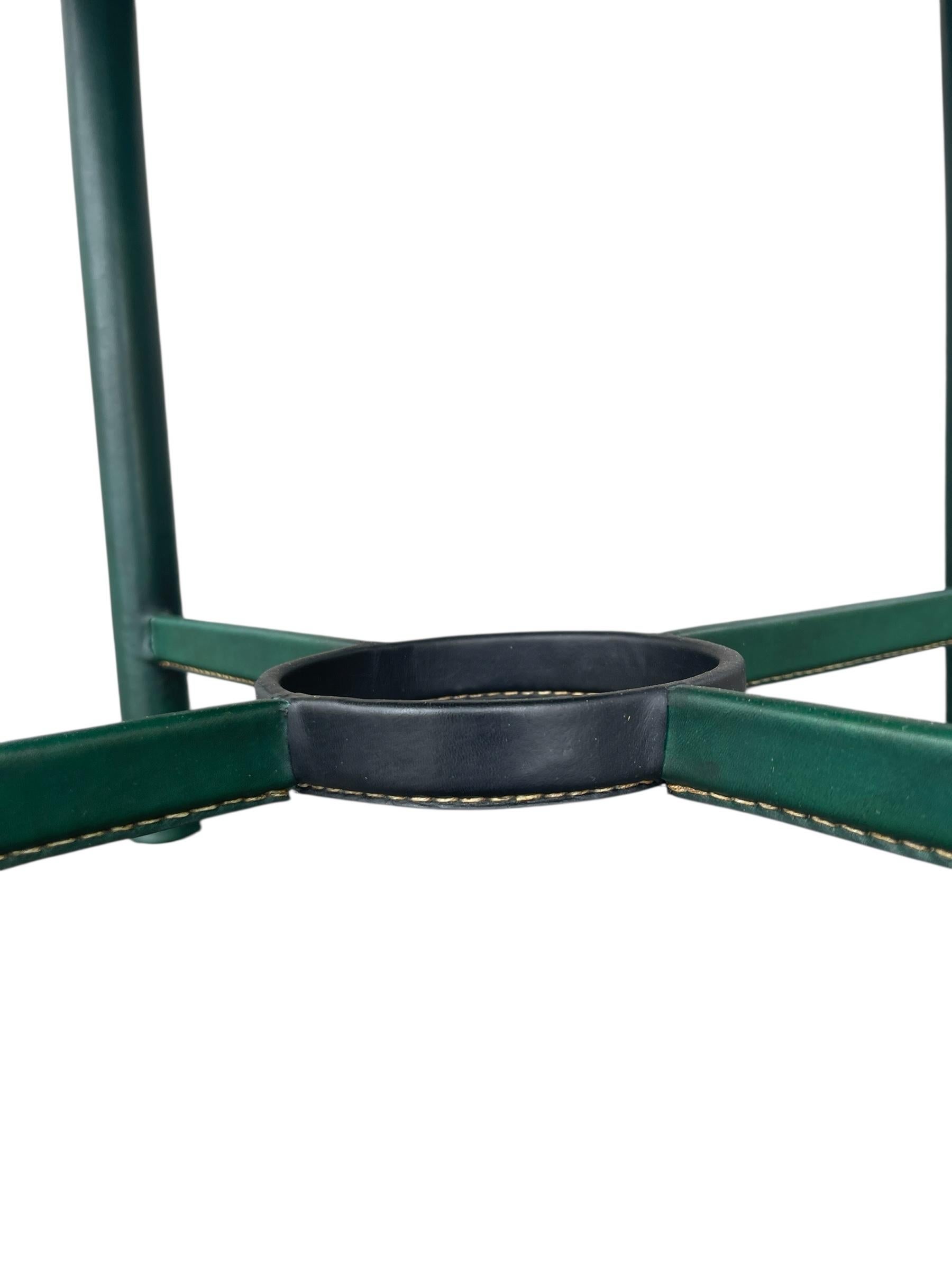 Mesa auxiliar de cuero negro y verde cosida de los años 50, por Jacques Adnet en venta 1