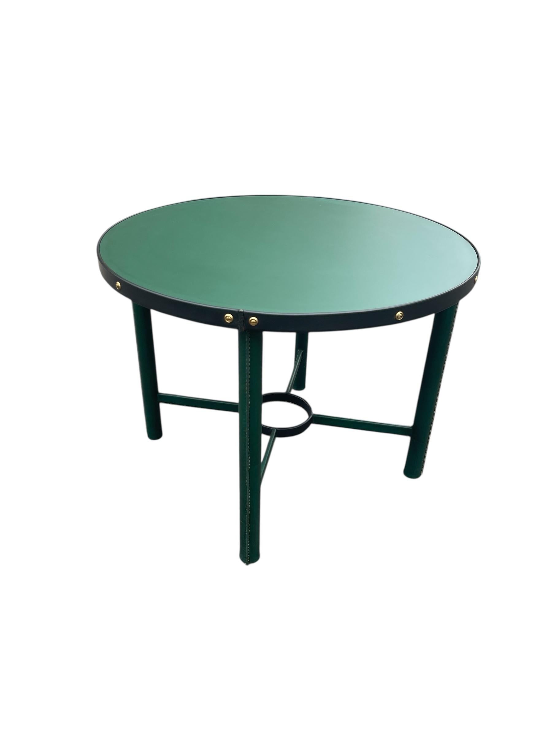 Mesa auxiliar de cuero negro y verde cosida de los años 50, por Jacques Adnet en venta 3
