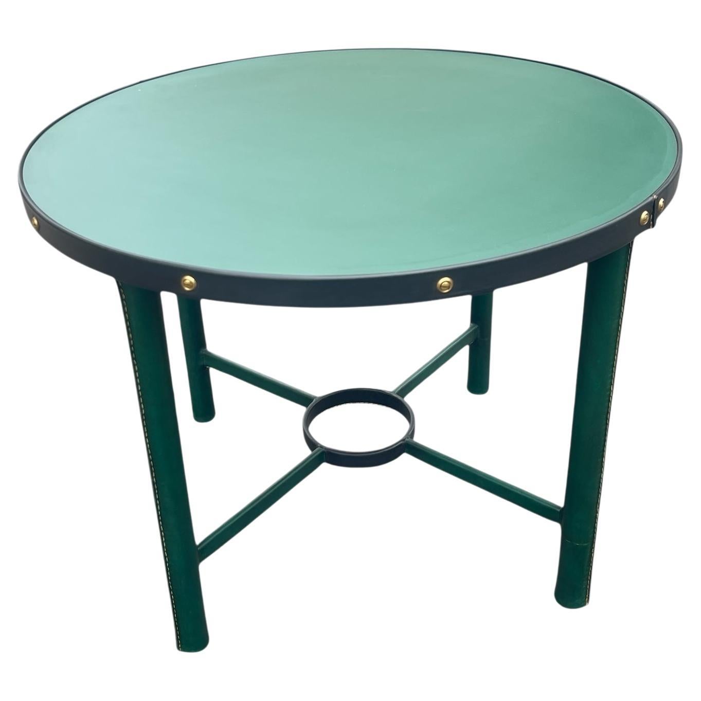 Mesa auxiliar de cuero negro y verde cosida de los años 50, por Jacques Adnet