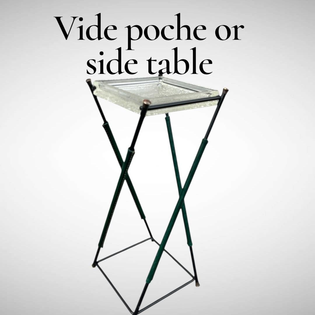 Mesa auxiliar o vide poche de cuero verde cosido de los años 50, por Jacques Adnet Europeo en venta