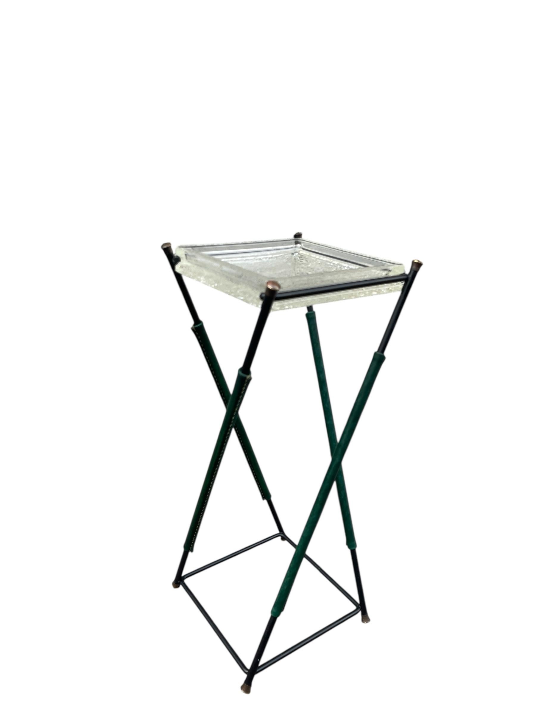 Mesa auxiliar o vide poche de cuero verde cosido de los años 50, por Jacques Adnet en Bueno estado para la venta en Bois-Colombes, FR