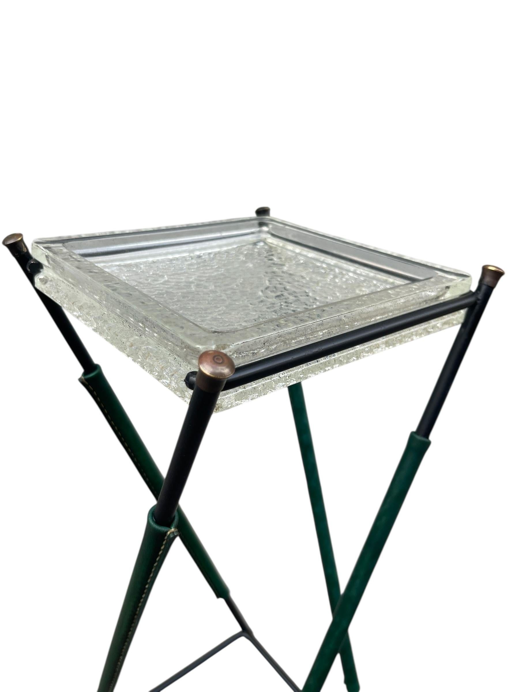 Mesa auxiliar o vide poche de cuero verde cosido de los años 50, por Jacques Adnet mediados del siglo XX en venta