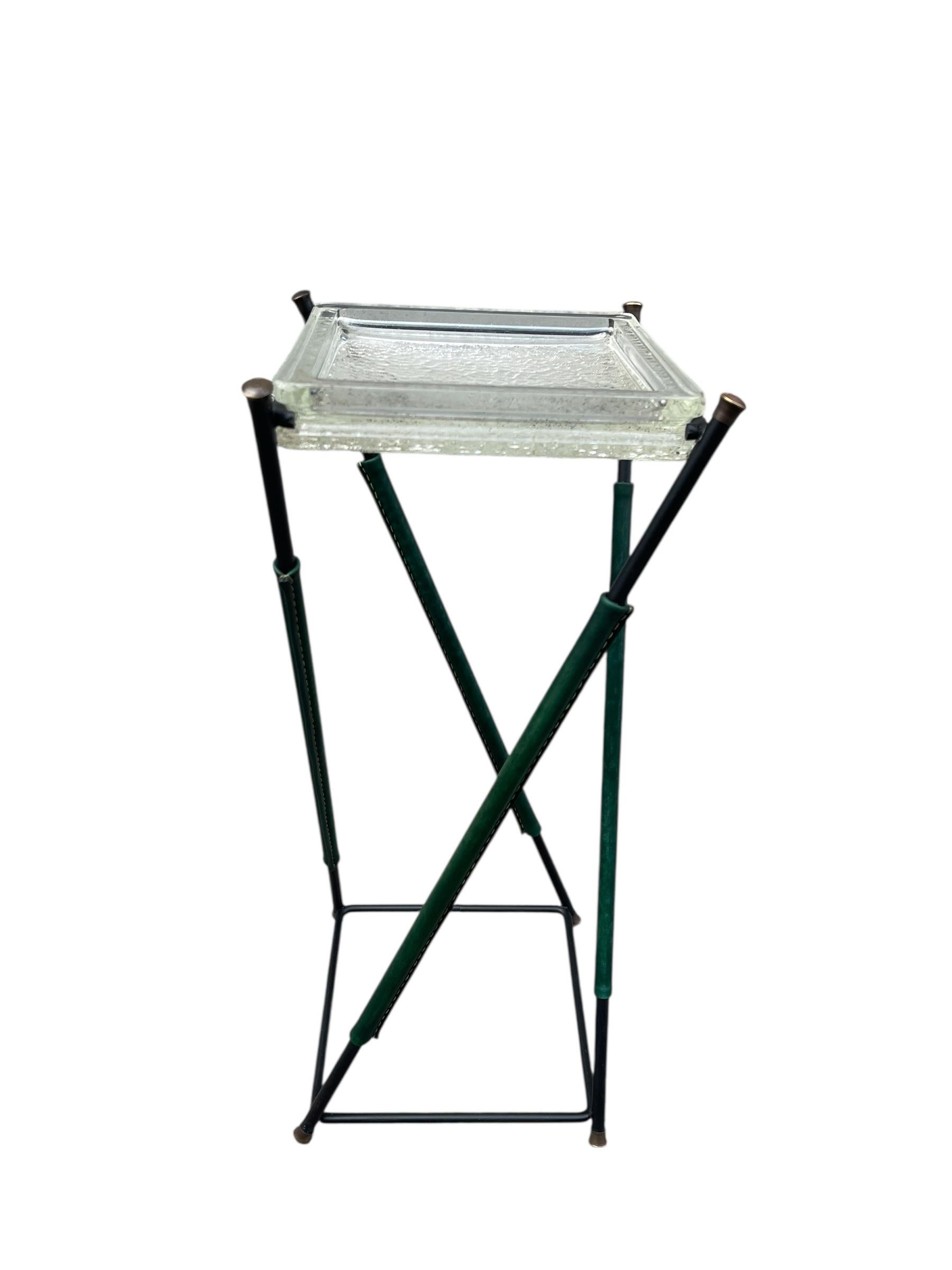 Mesa auxiliar o vide poche de cuero verde cosido de los años 50, por Jacques Adnet Metal en venta