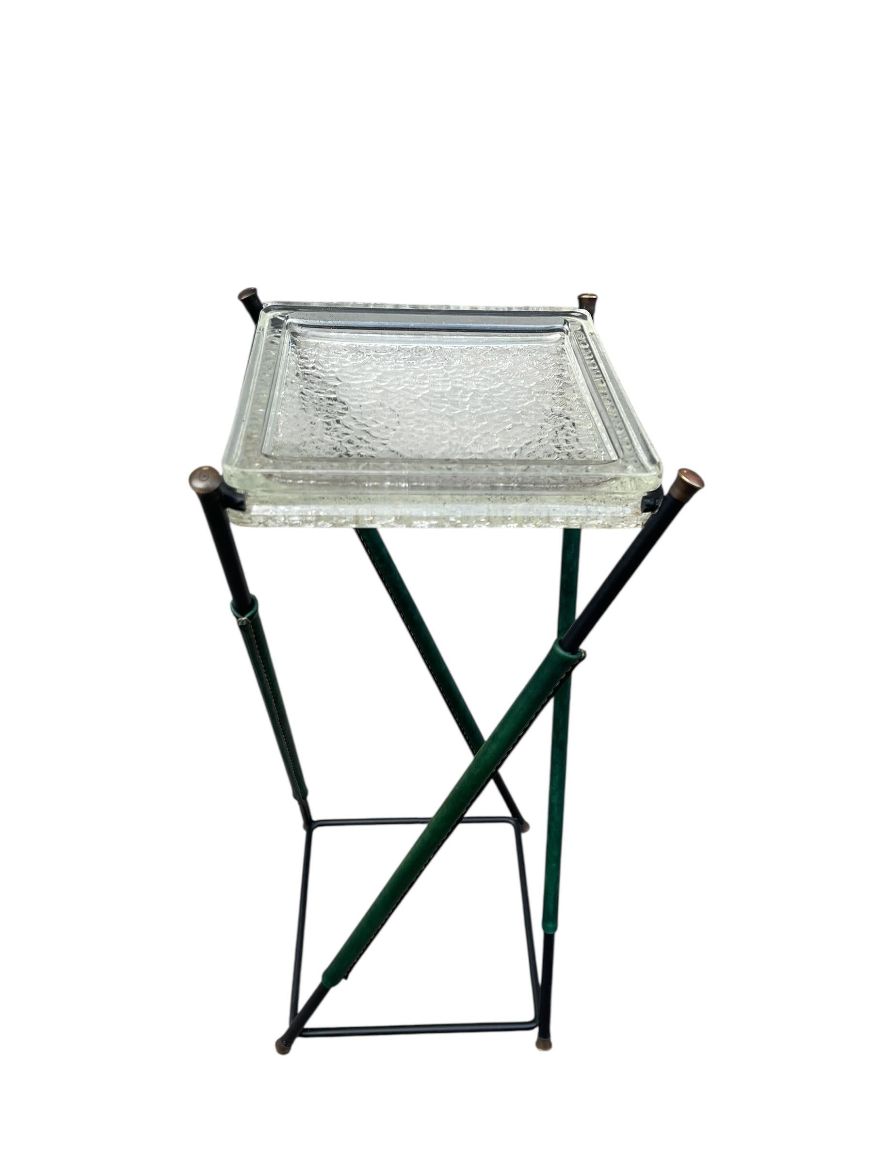 Mesa auxiliar o vide poche de cuero verde cosido de los años 50, por Jacques Adnet en venta 1