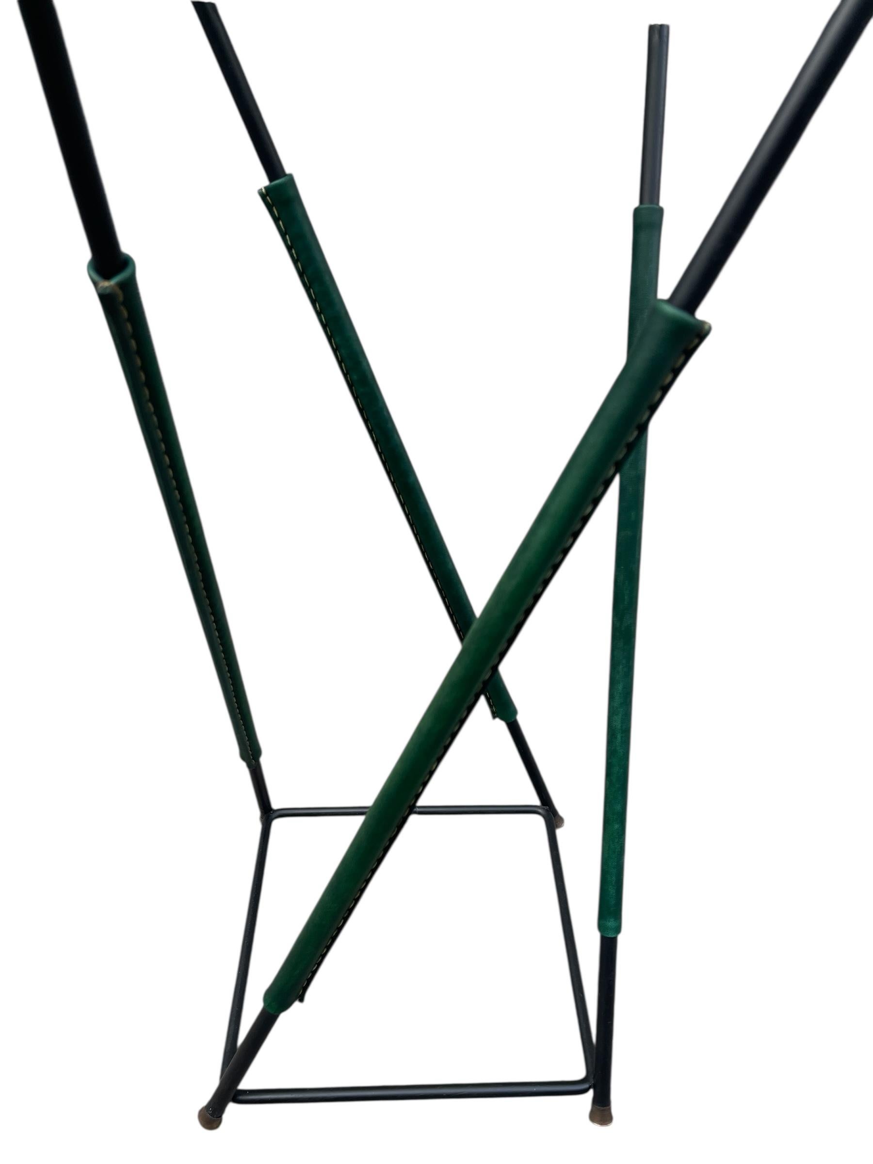 Mesa auxiliar o vide poche de cuero verde cosido de los años 50, por Jacques Adnet en venta 2