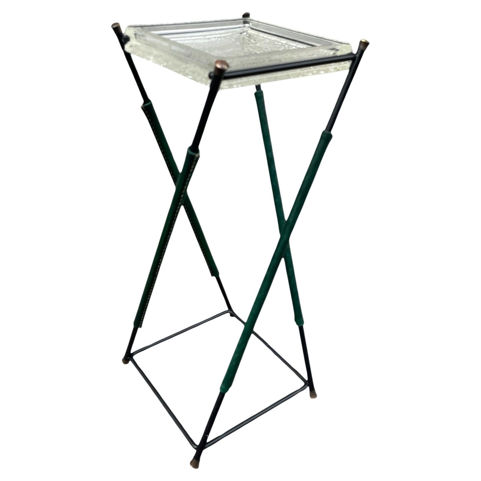 Mesa auxiliar o vide poche de cuero verde cosido de los años 50, por Jacques Adnet en venta