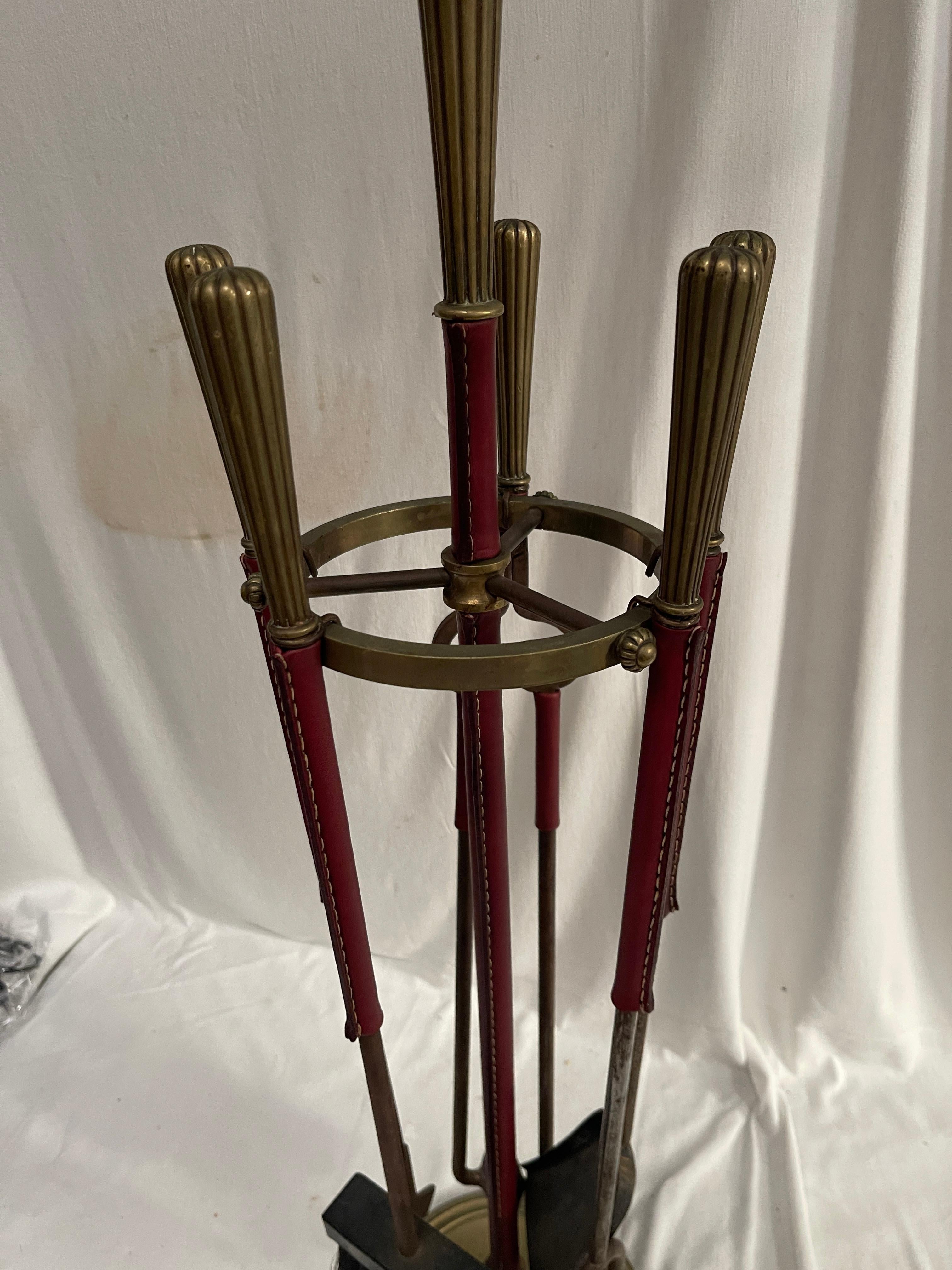 Tabourets de cheminée des années 1950 en cuir bordeaux cousu et bronze 
Par Jacques Adnet
