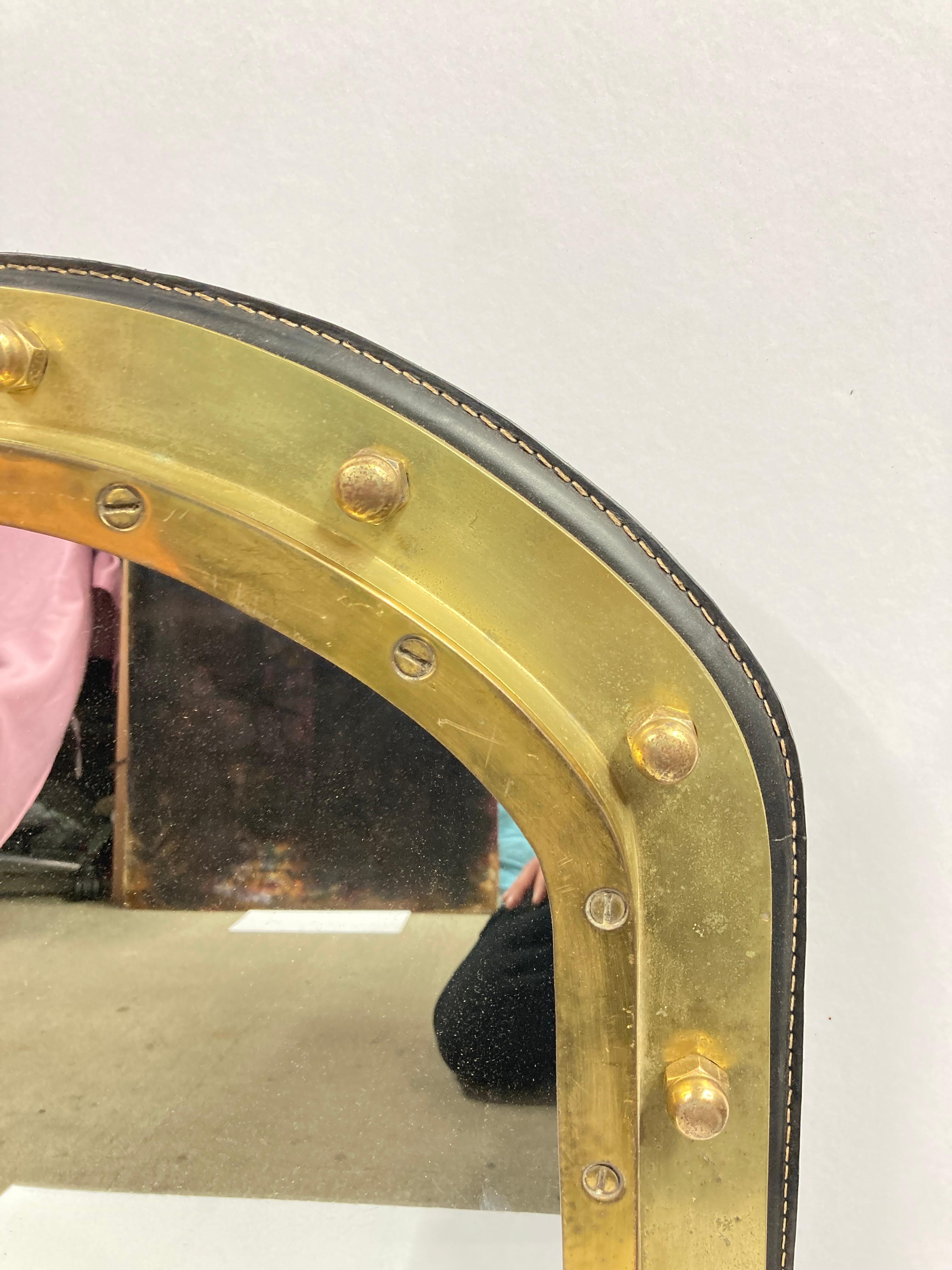 Miroir Hublot des années 1950 en cuir piqué et bronze massif par Jacques Adnet
France
Trace d'oxydation sur le bronze
Très bon état général