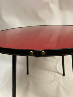 Table circulaire en cuir Stitch et formica des années 50 par Jacques Adnet