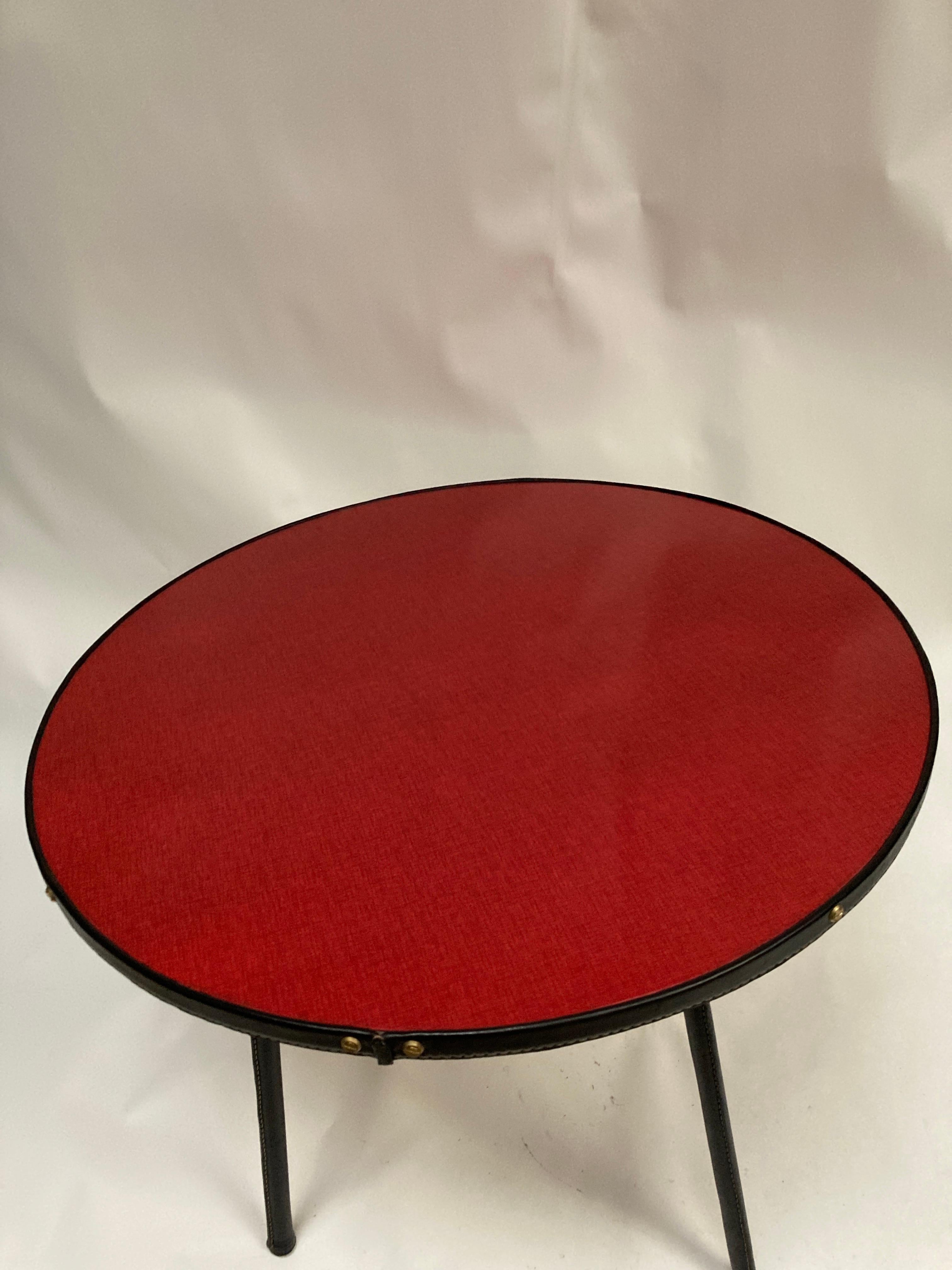 Cuir Table circulaire en cuir Stitch et formica des années 50 par Jacques Adnet en vente