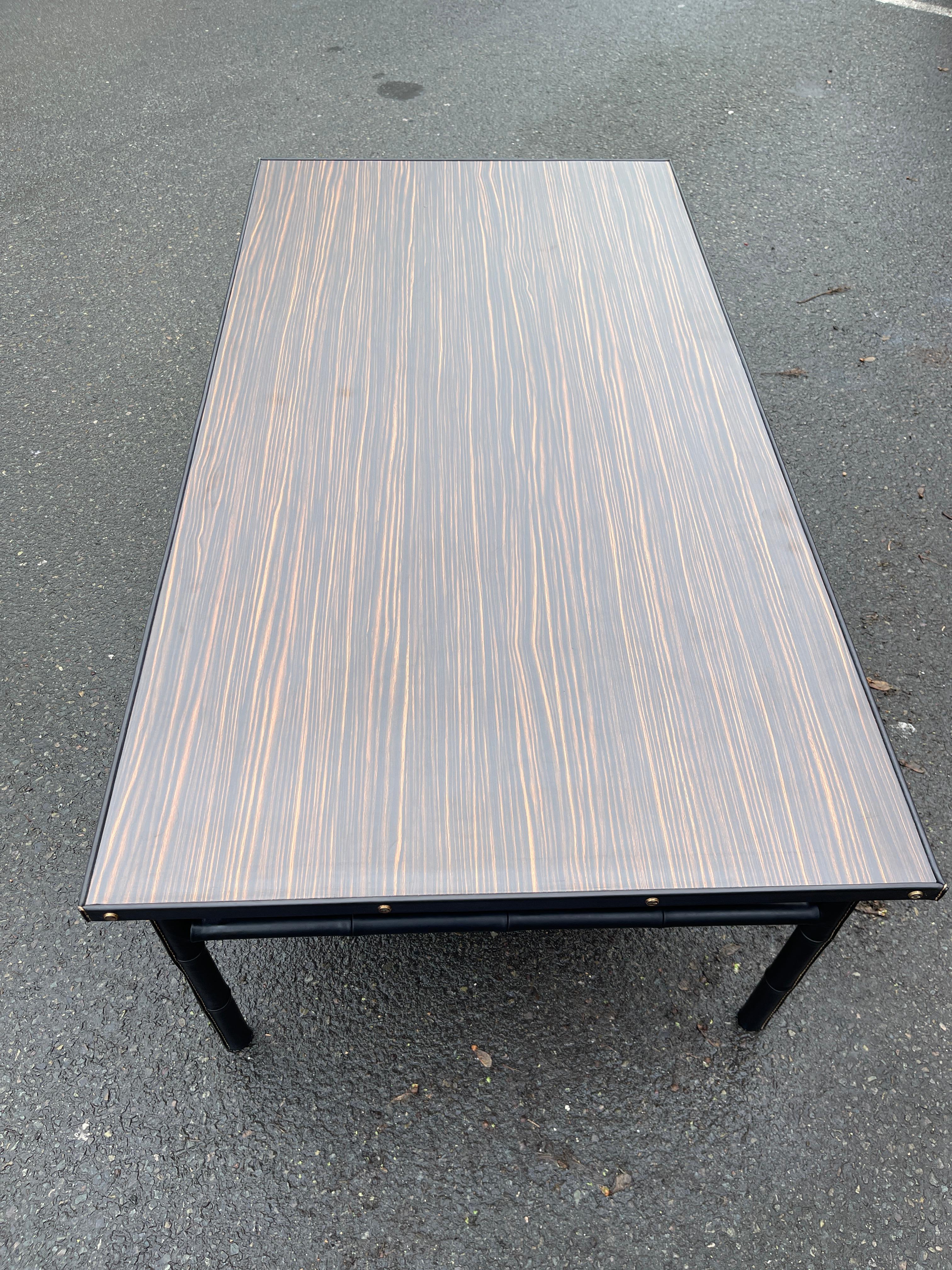 Table basse en cuir Stitch et formica des années 50 par Jacques Adnet en vente 4