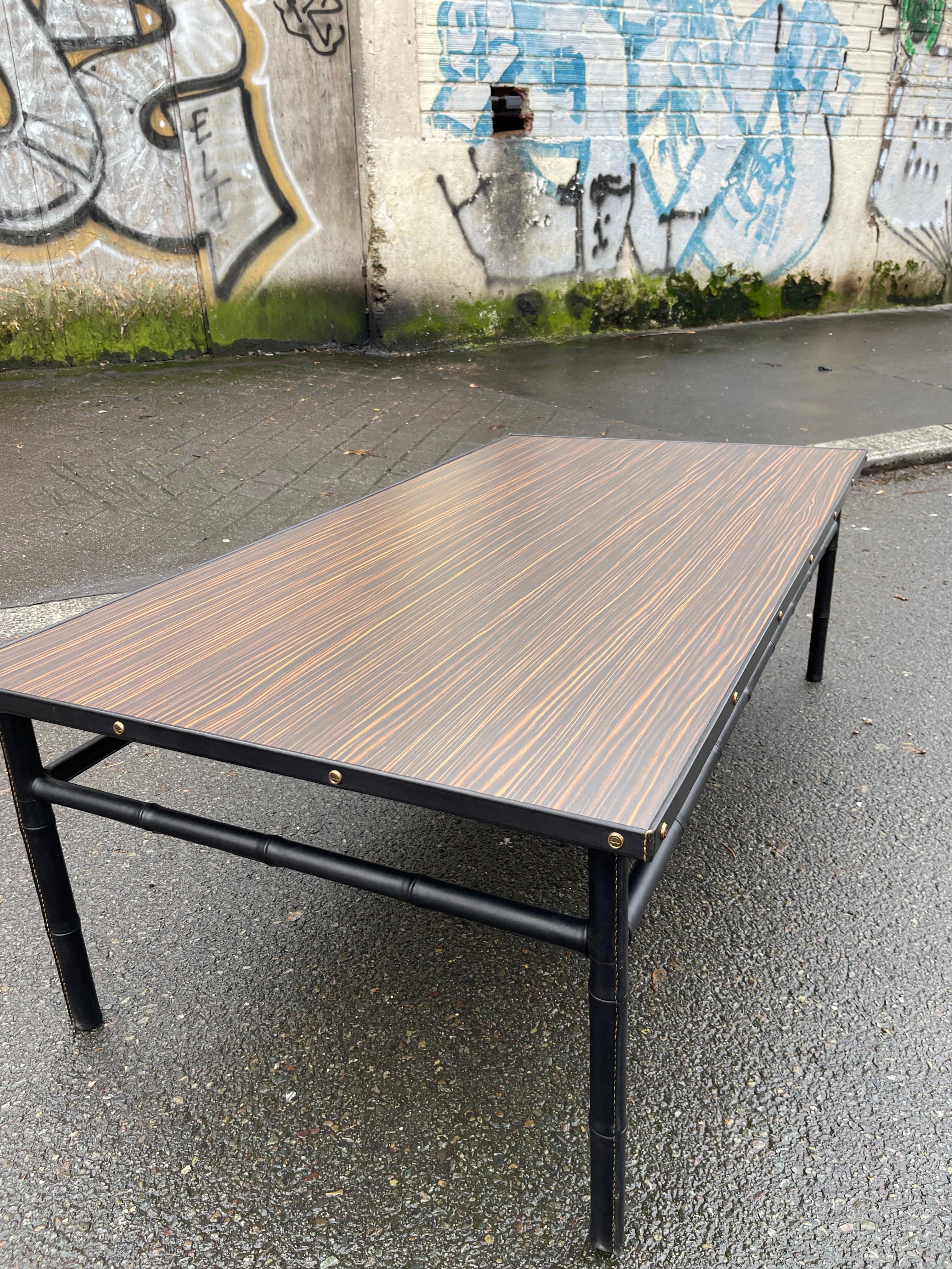 Grande table de cocktail en cuir surpiqué des années 50 par Jacques Adnet
Très rare dans cette taille
Qualité supérieure
France 
Dans le style d'Hermès