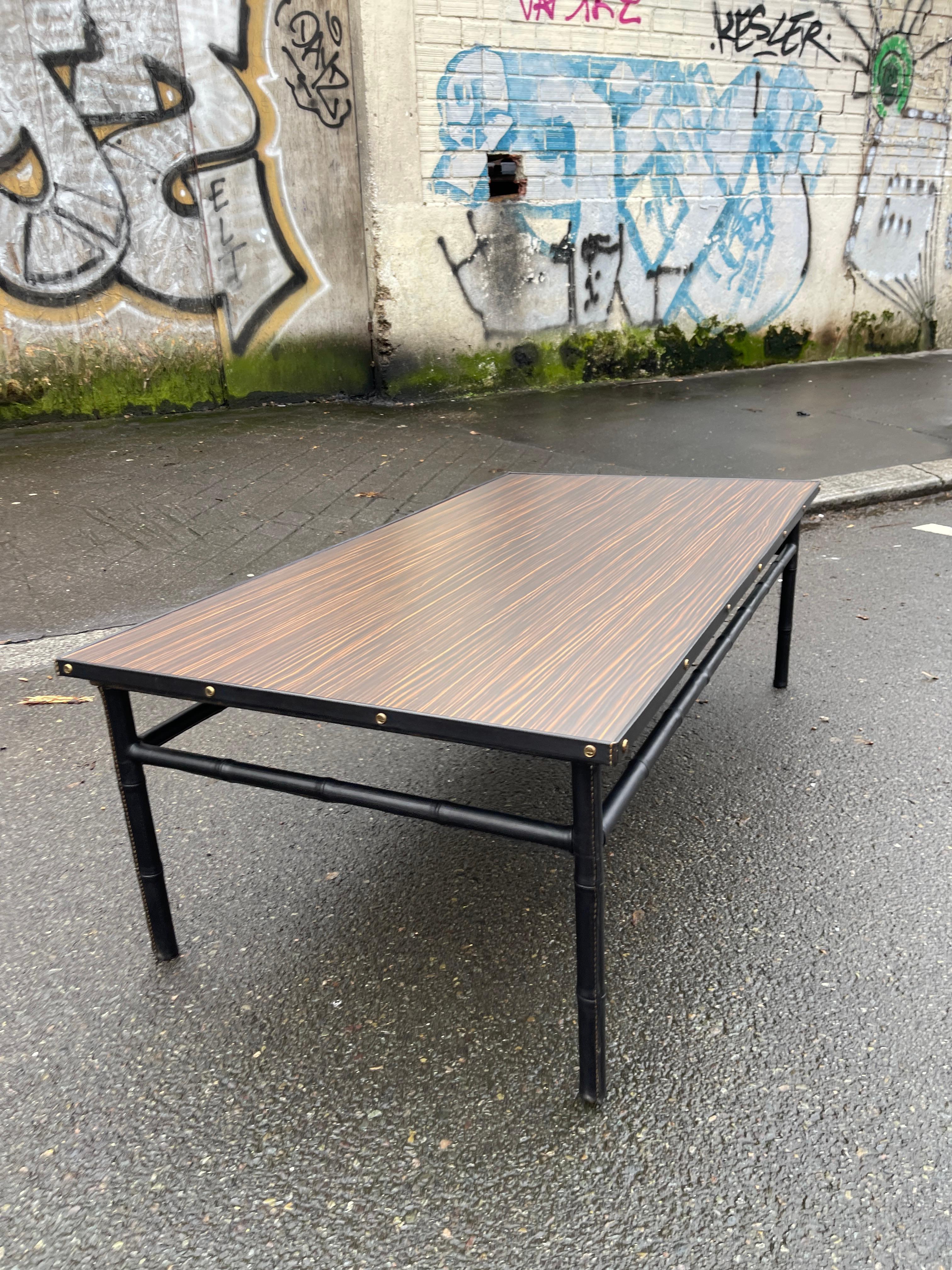 Européen Table basse en cuir Stitch et formica des années 50 par Jacques Adnet en vente