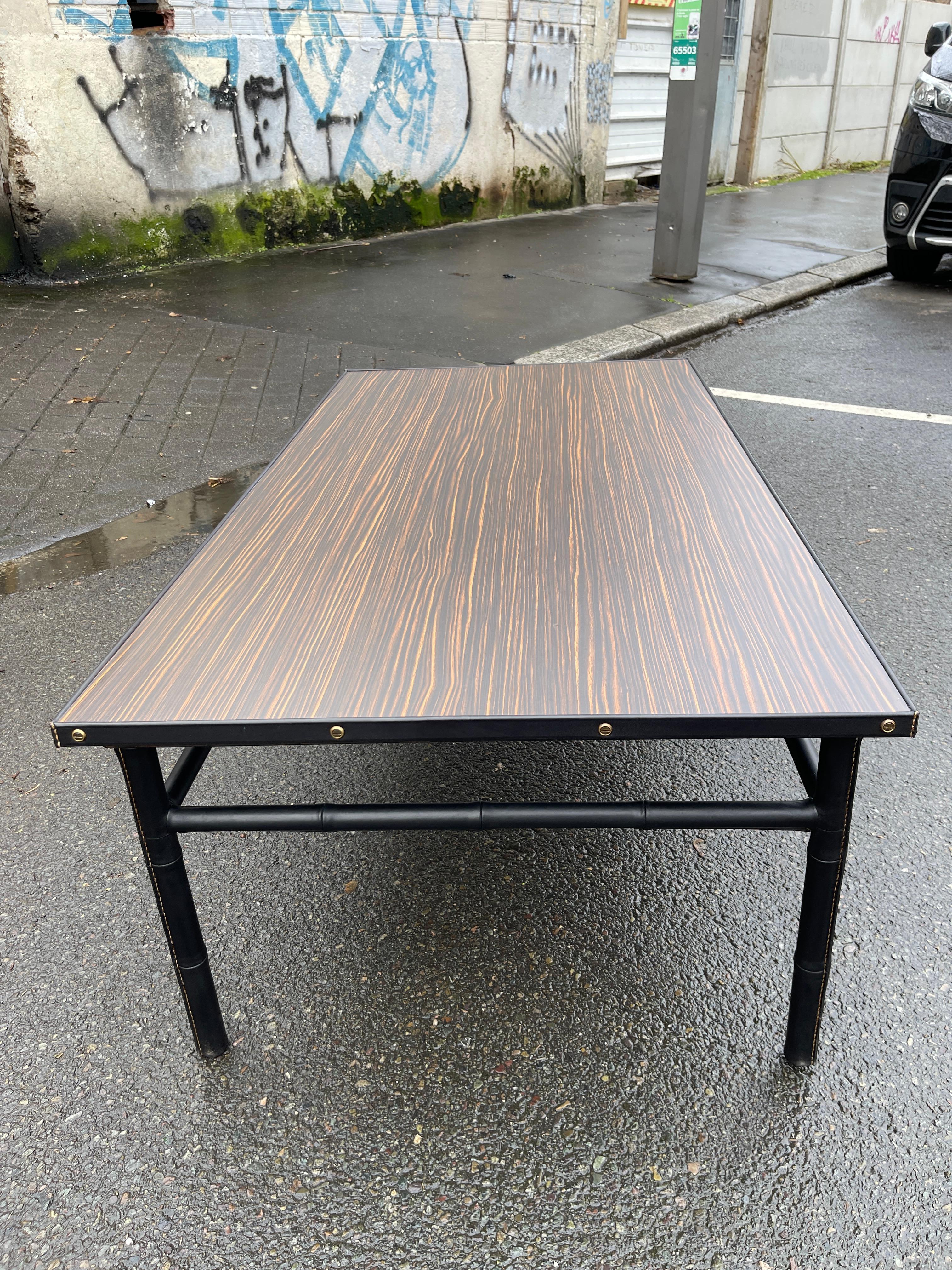 Table basse en cuir Stitch et formica des années 50 par Jacques Adnet Bon état - En vente à Bois-Colombes, FR