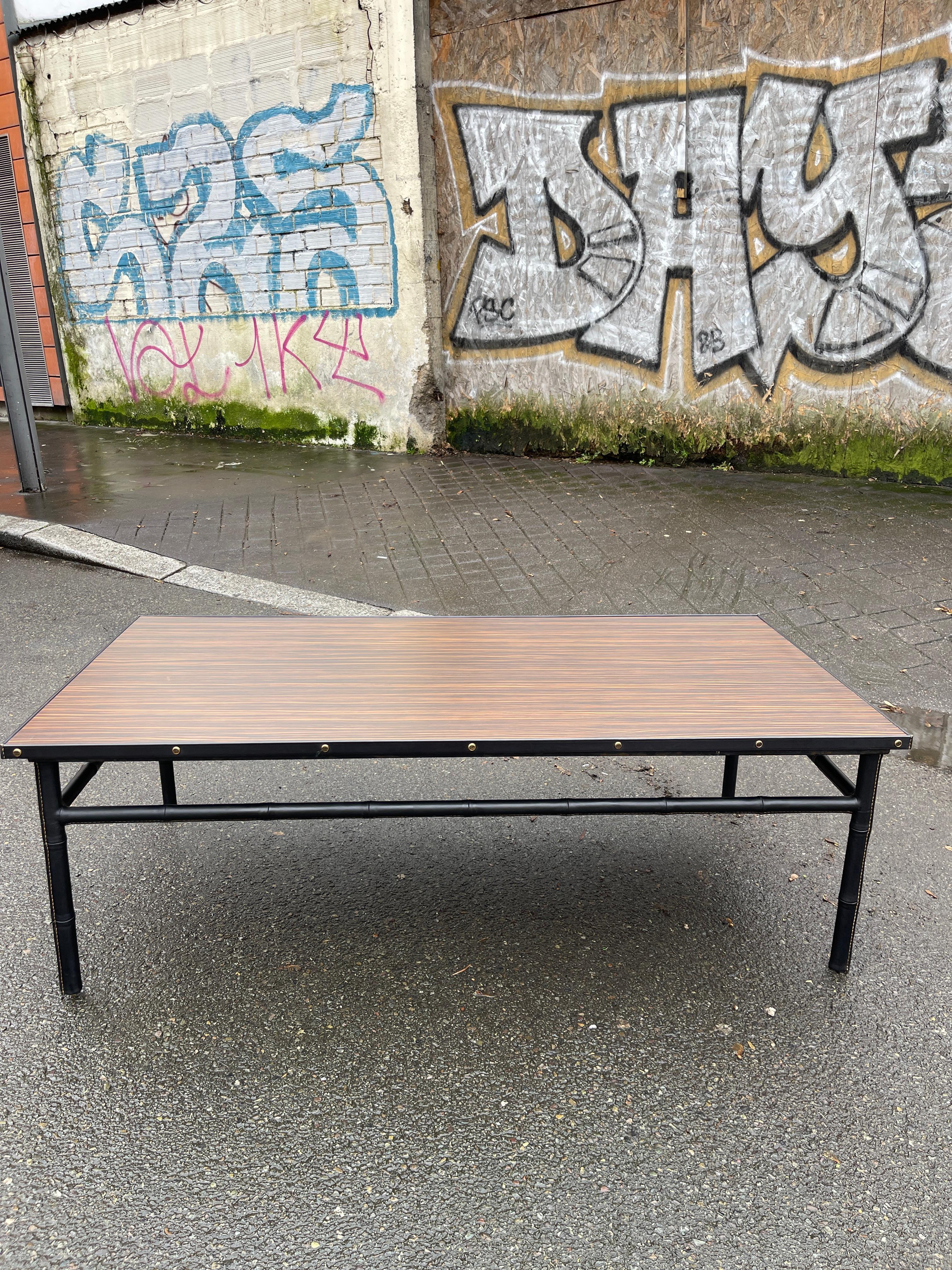 Milieu du XXe siècle Table basse en cuir Stitch et formica des années 50 par Jacques Adnet en vente