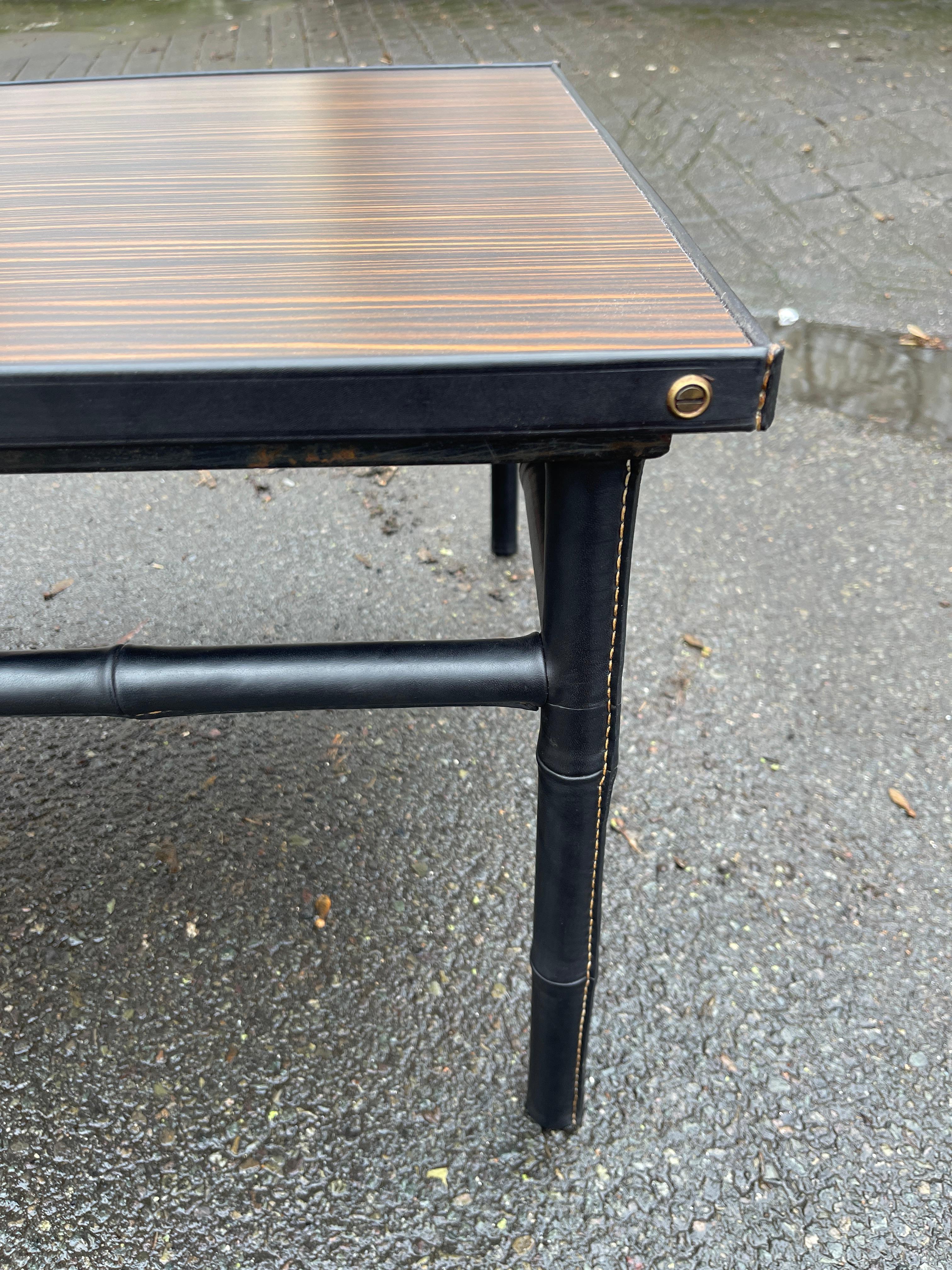Métal Table basse en cuir Stitch et formica des années 50 par Jacques Adnet en vente