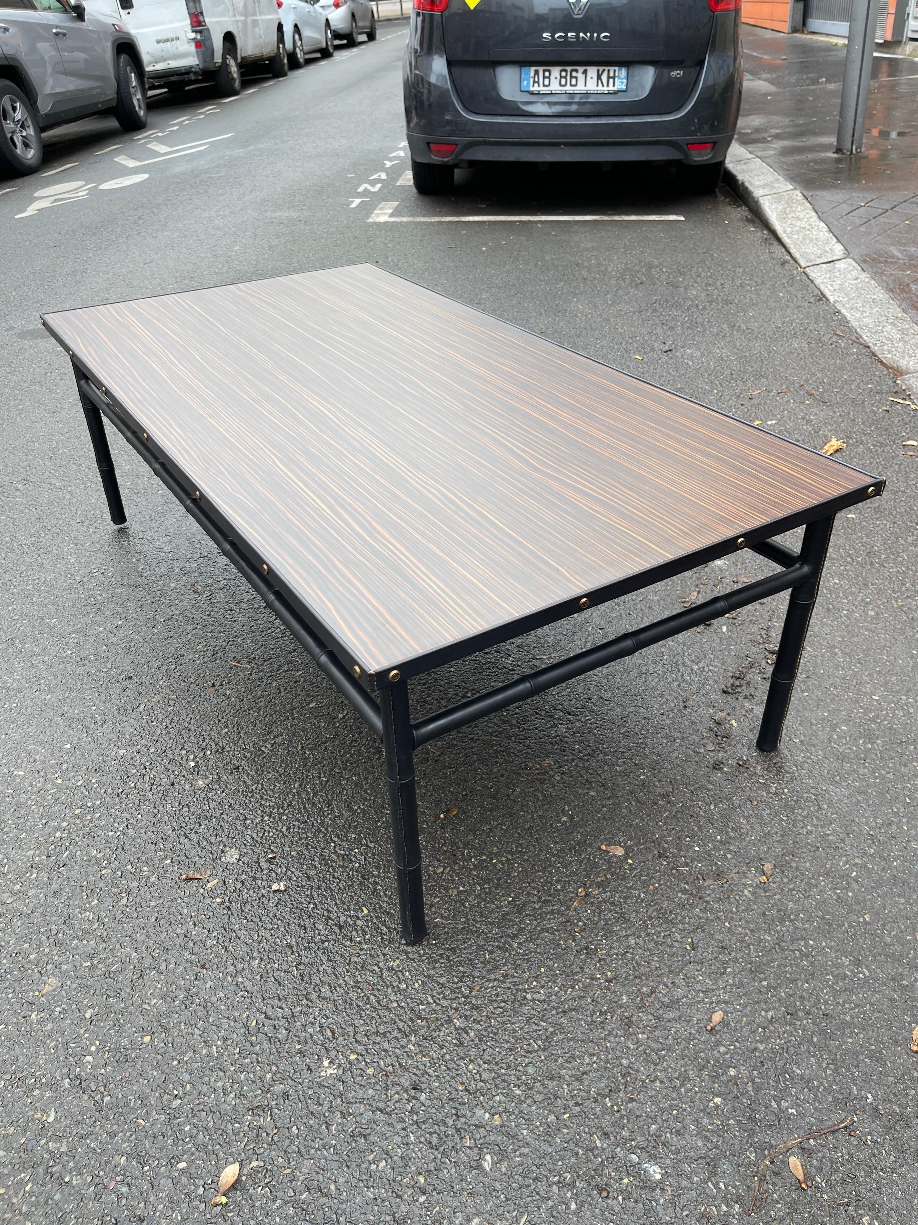 Table basse en cuir Stitch et formica des années 50 par Jacques Adnet en vente 3