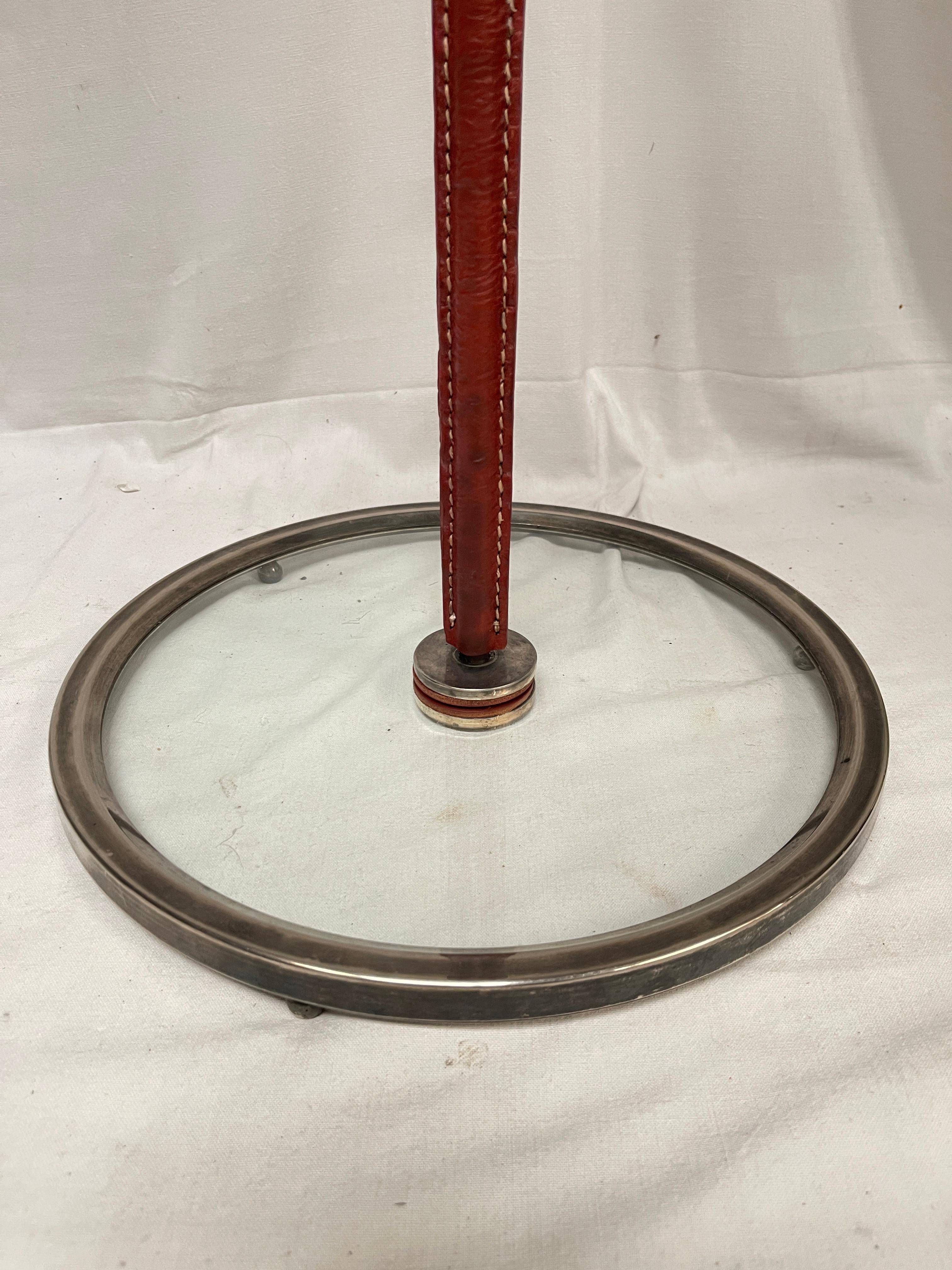 Centre de table en cuir piqué et verre des années 50 par Jacques Adnet
France
Pièce rare