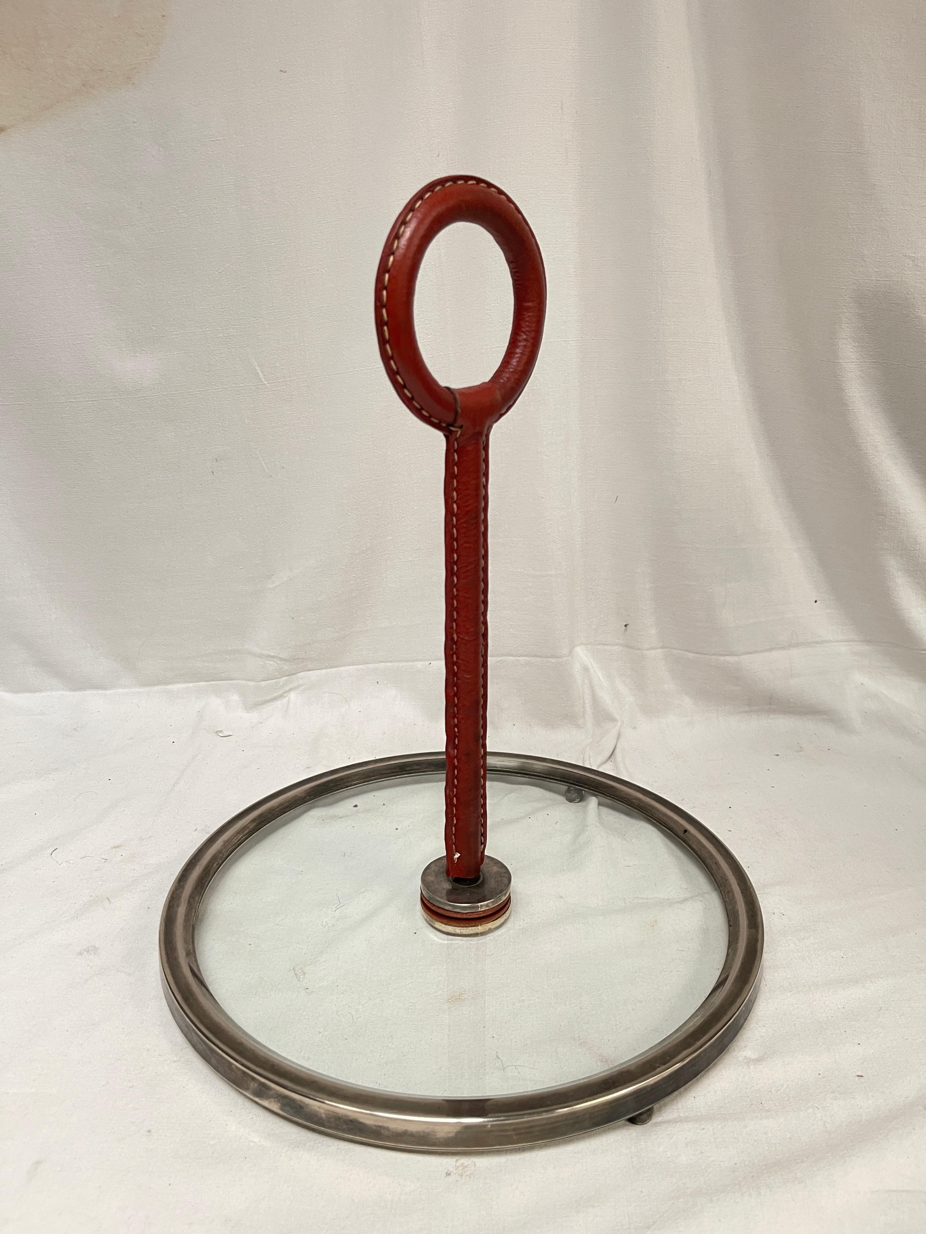 Centre de table en cuir piqué et verre des années 50 par Jacques Adnet Bon état - En vente à New York, NY