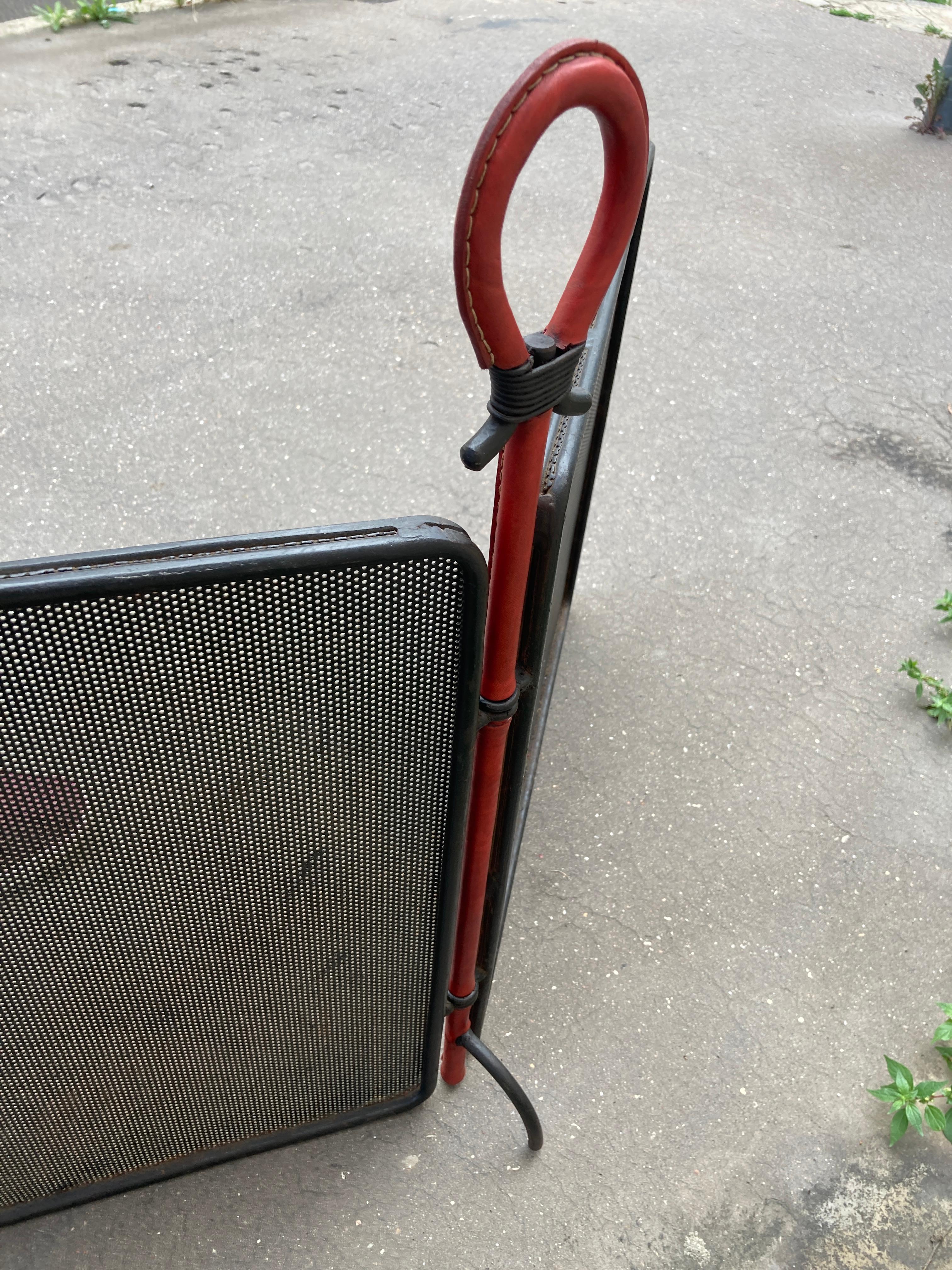 Pantalla de chimenea de cuero y metal cosida de los años 50, por Jacques Adnet en venta 4