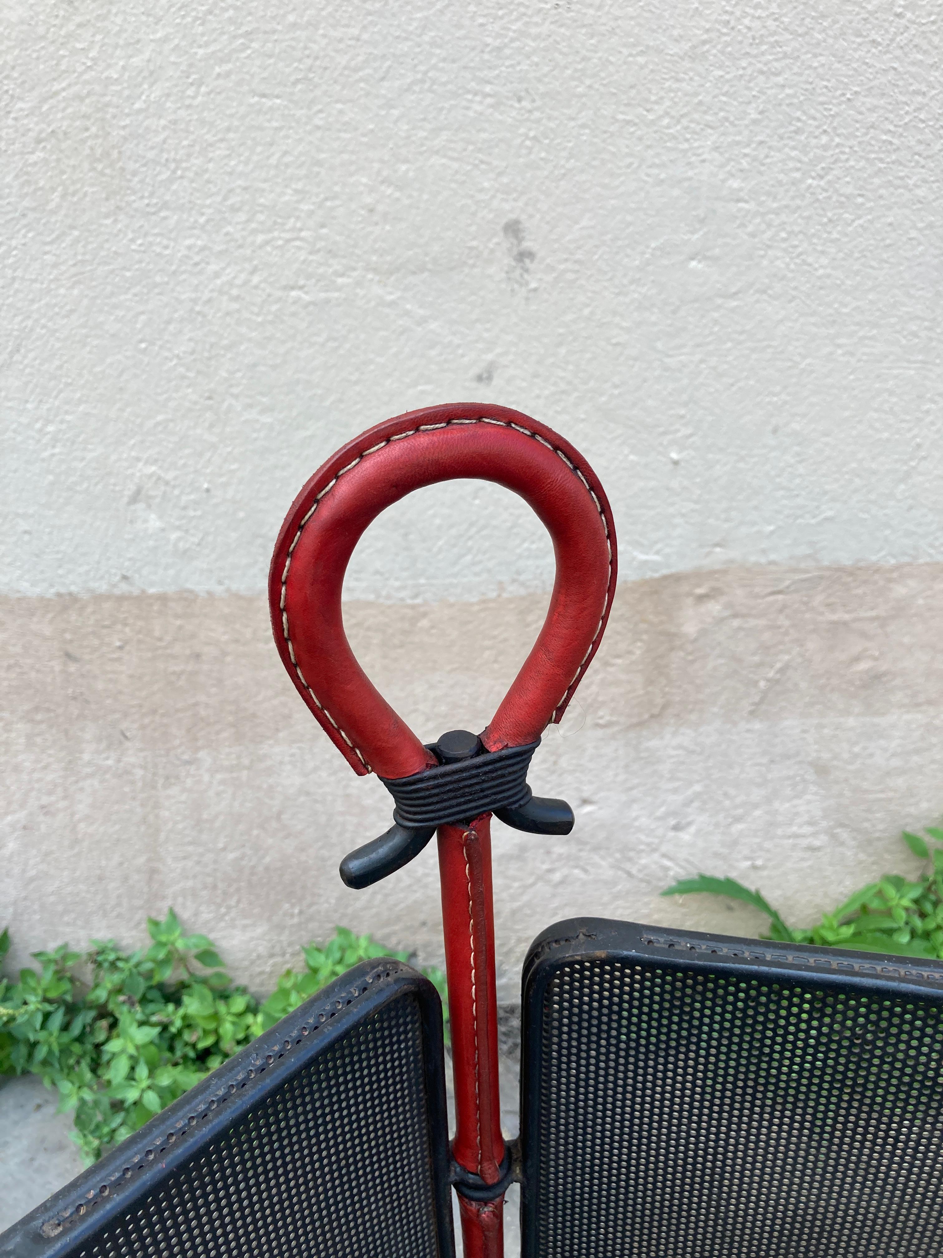 Rara Pantalla de fuego de metal y cuero cosido de Jacques Adnet
Francia
1950's