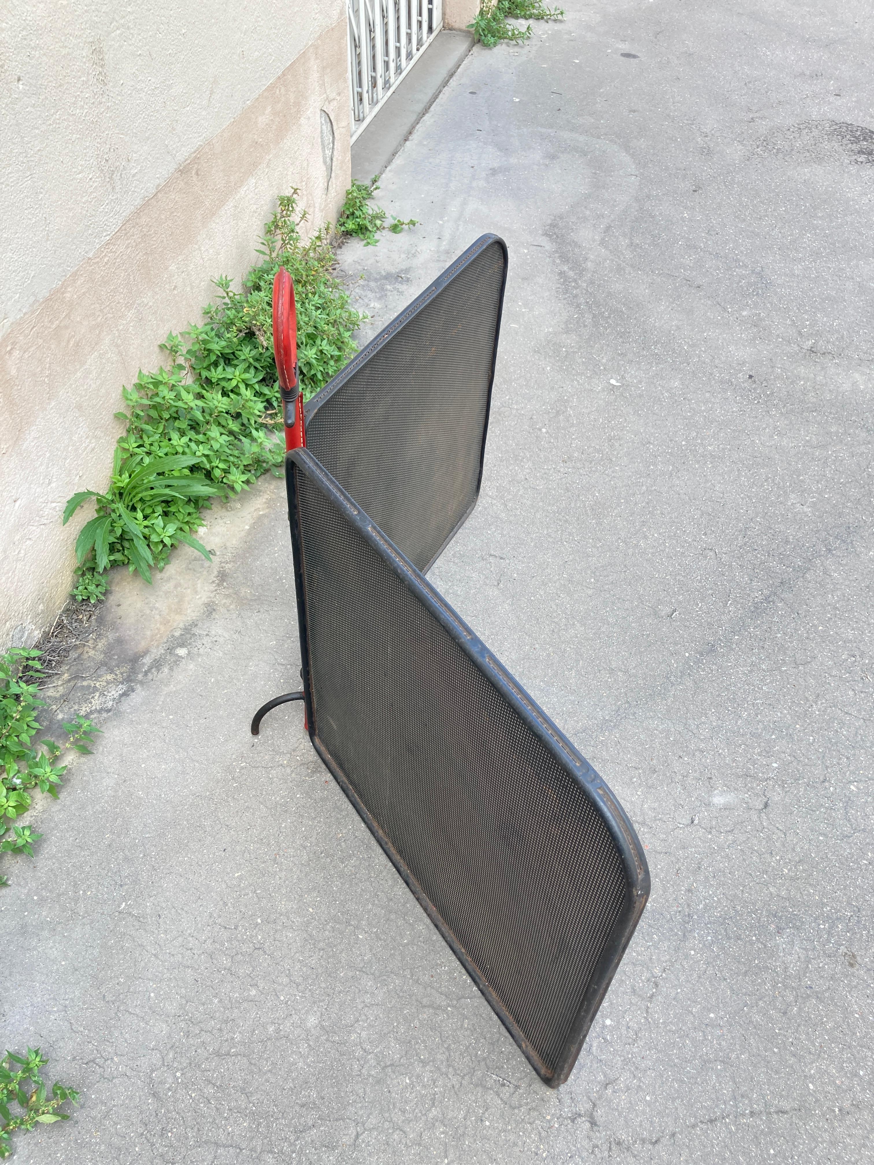 Pantalla de chimenea de cuero y metal cosida de los años 50, por Jacques Adnet en Bueno estado para la venta en New York, NY