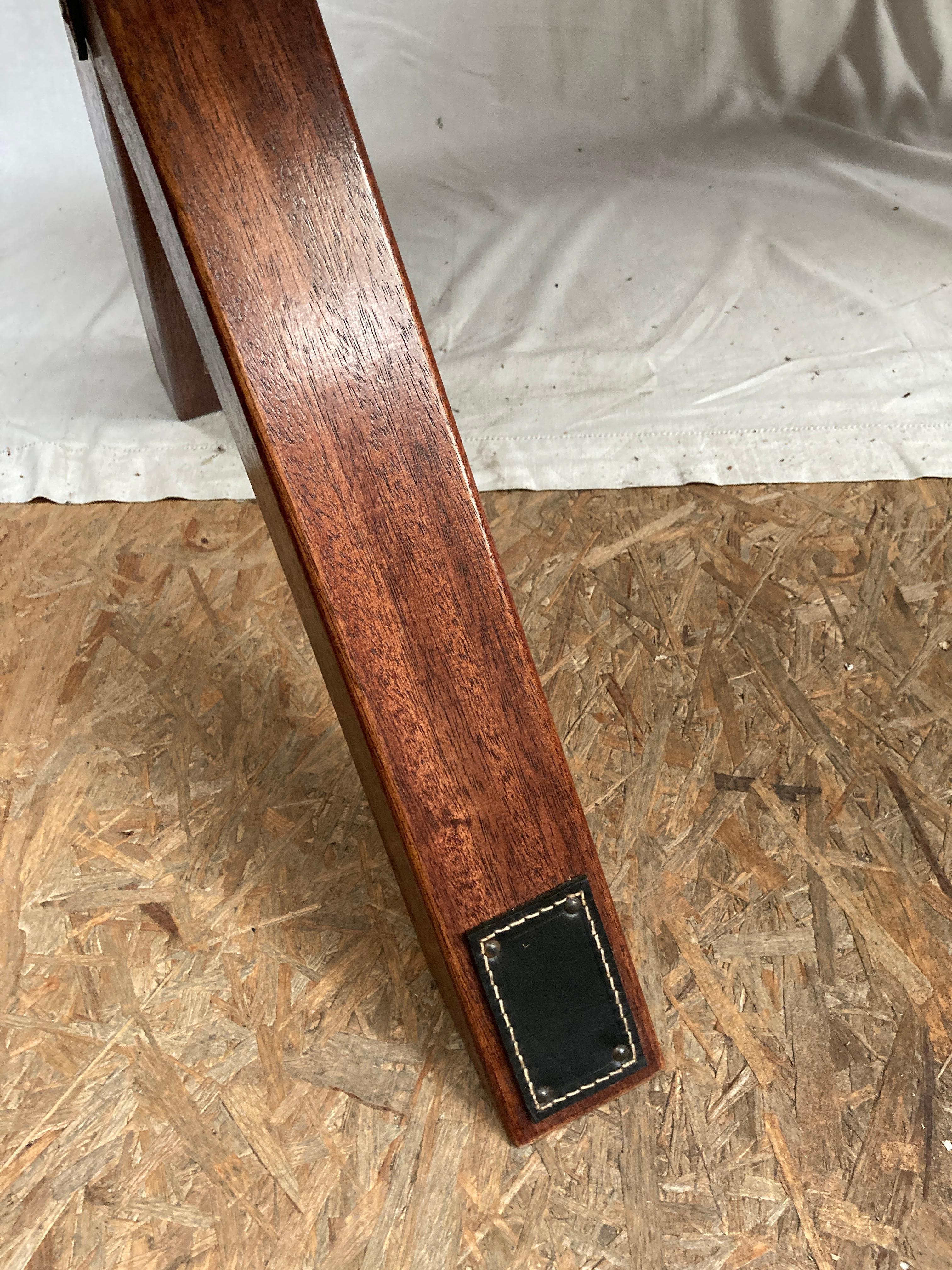 1950's Stitched leather and patinated pearwood writing table by Jacques Adnet In Good Condition For Sale In Bois-Colombes, FR