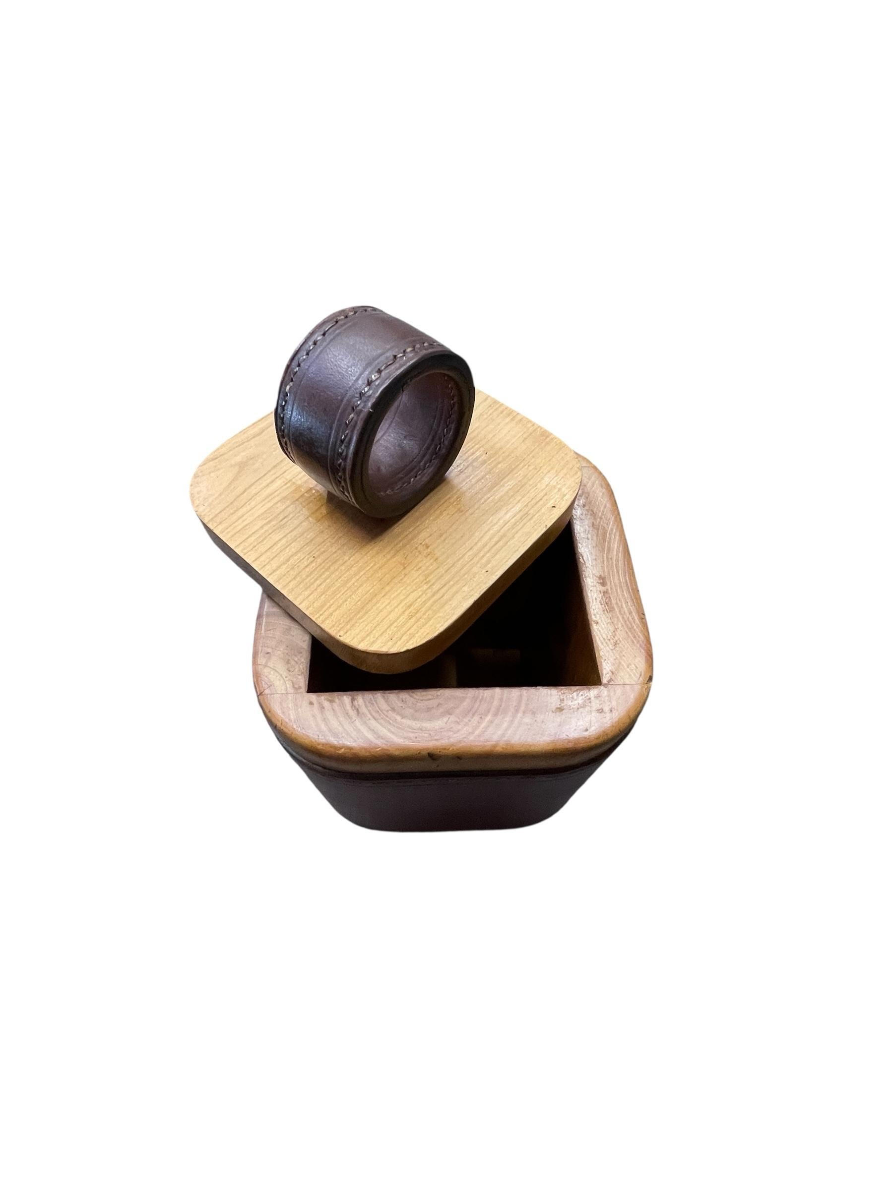 Boîte en cuir cousu et en bois de poirier des années 1950 par Jacques Adnet en vente 4