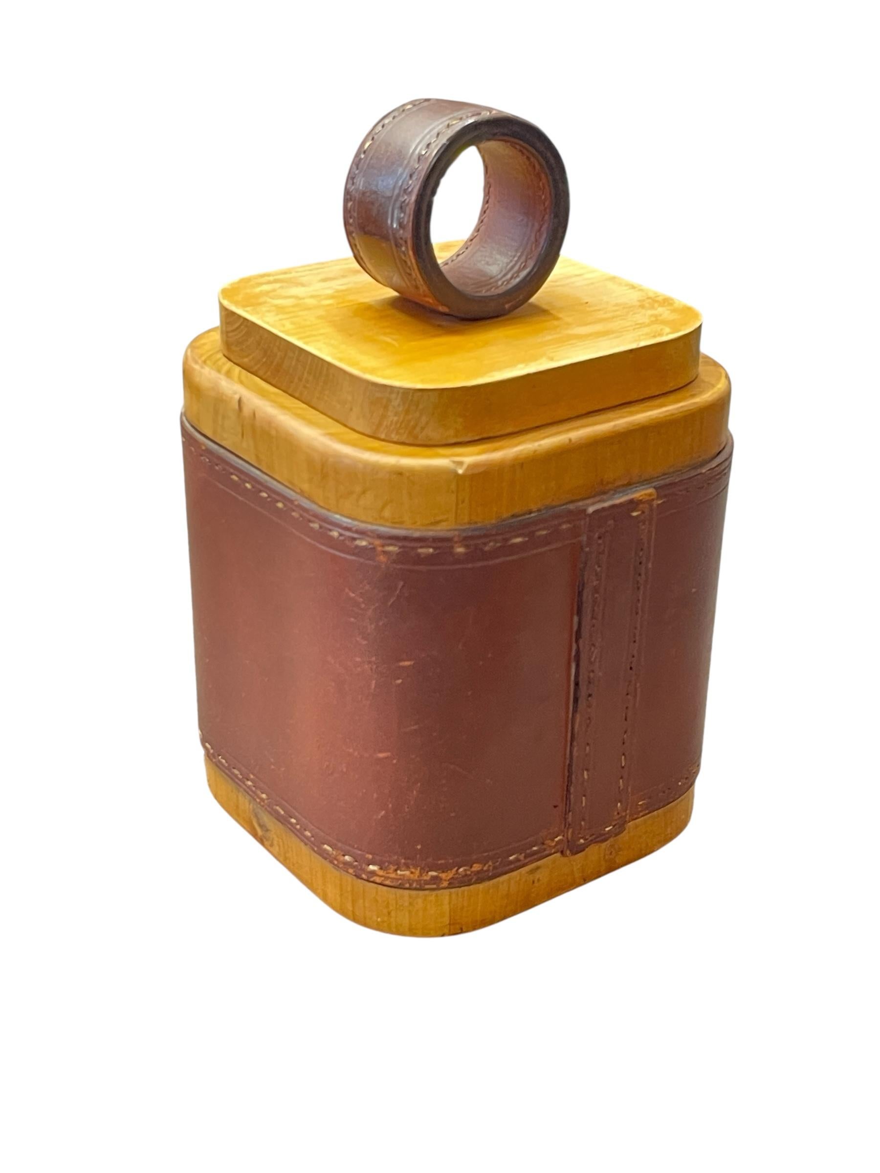 Français Boîte en cuir cousu et en bois de poirier des années 1950 par Jacques Adnet en vente