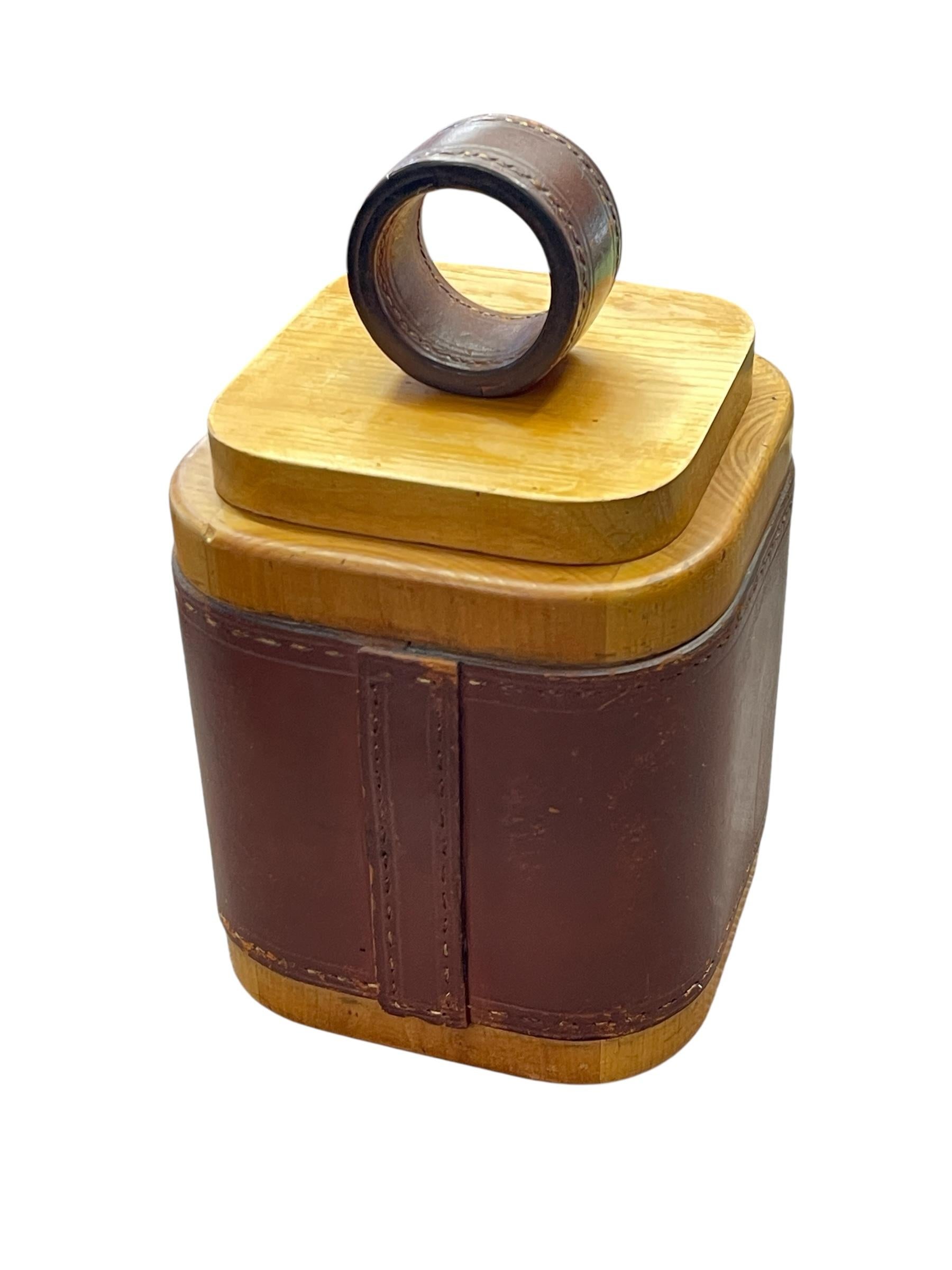 Boîte en cuir cousu et en bois de poirier des années 1950 par Jacques Adnet Bon état - En vente à Bois-Colombes, FR