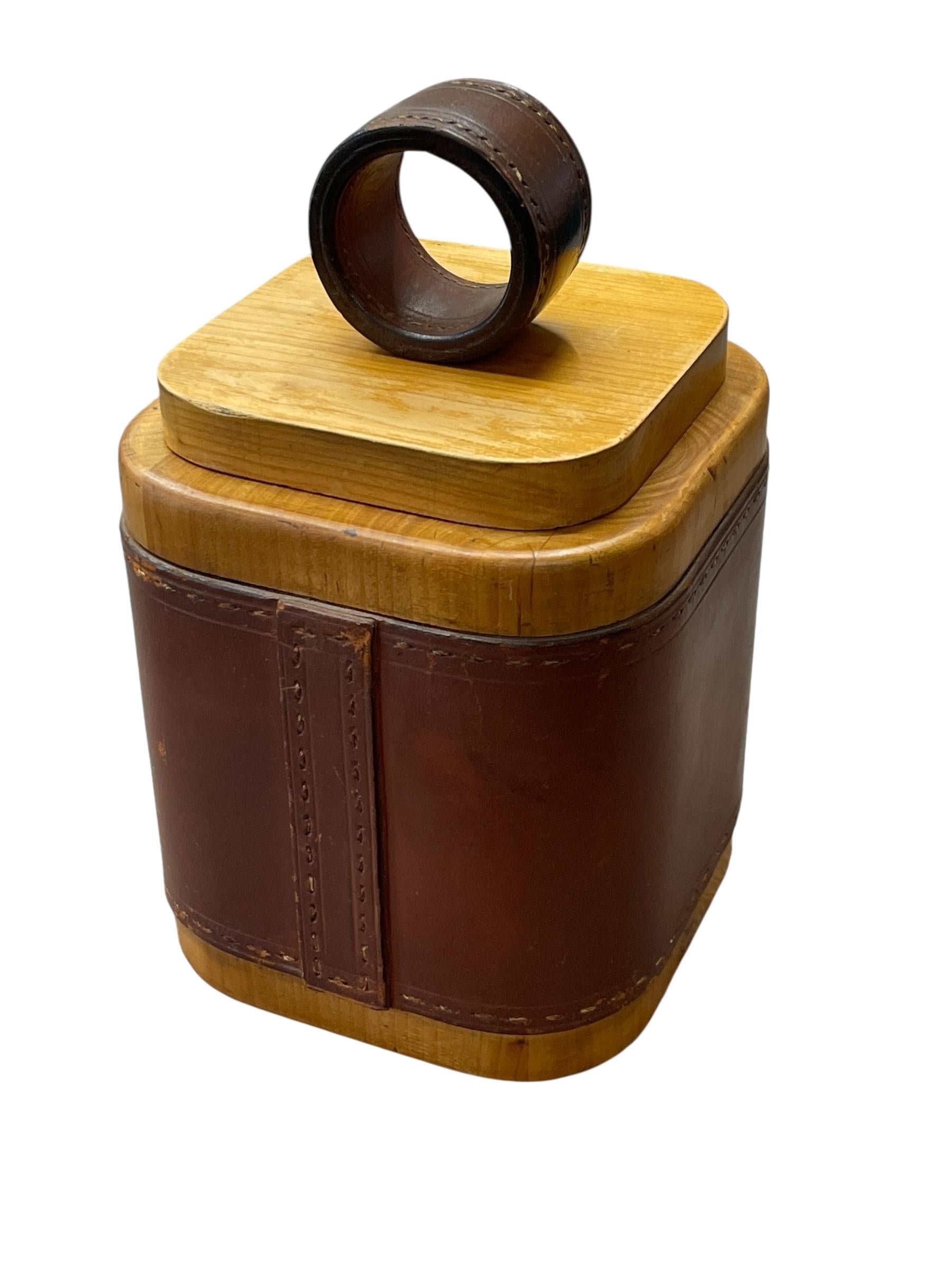 Milieu du XXe siècle Boîte en cuir cousu et en bois de poirier des années 1950 par Jacques Adnet en vente