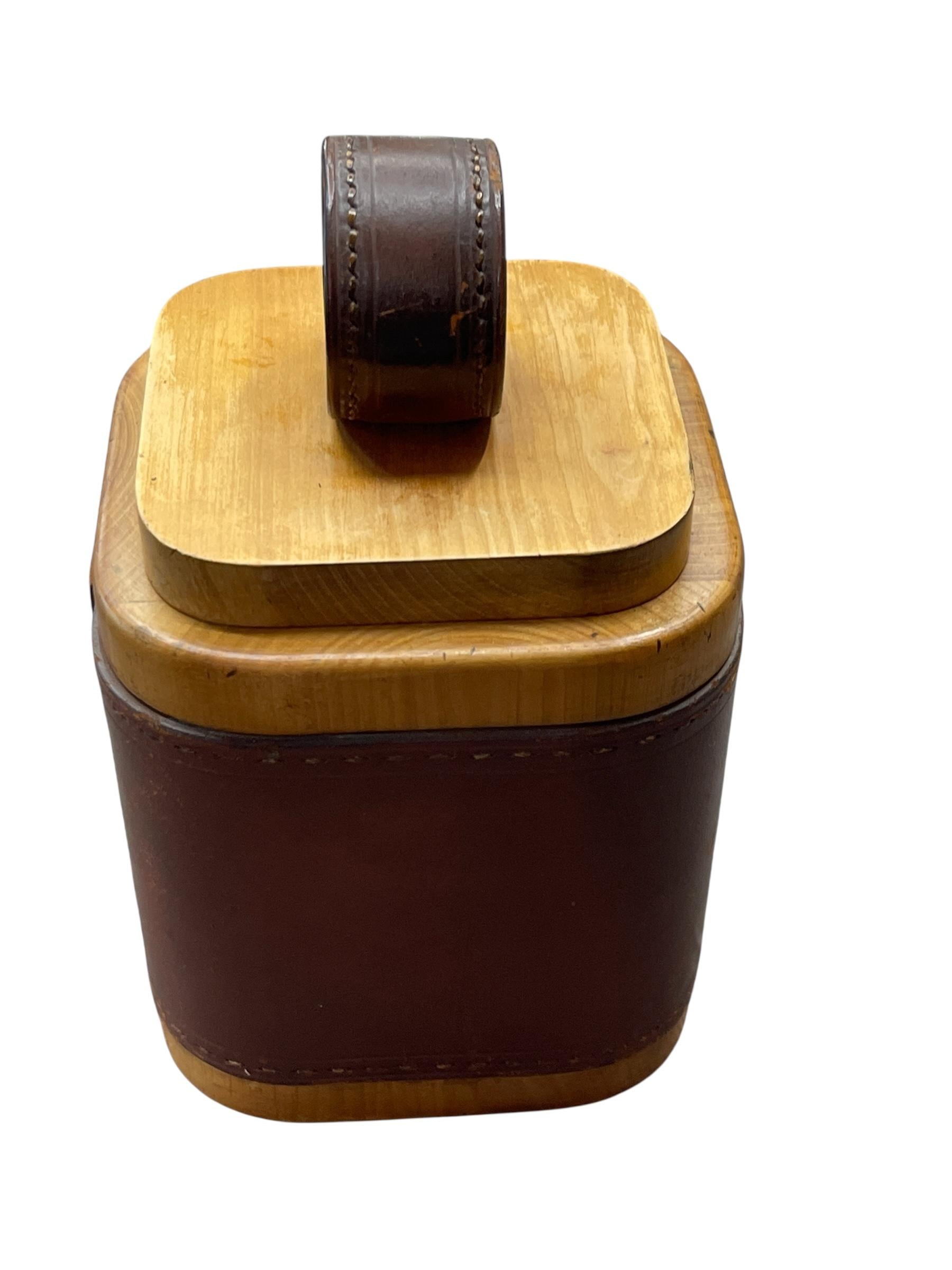 Cuir Boîte en cuir cousu et en bois de poirier des années 1950 par Jacques Adnet en vente