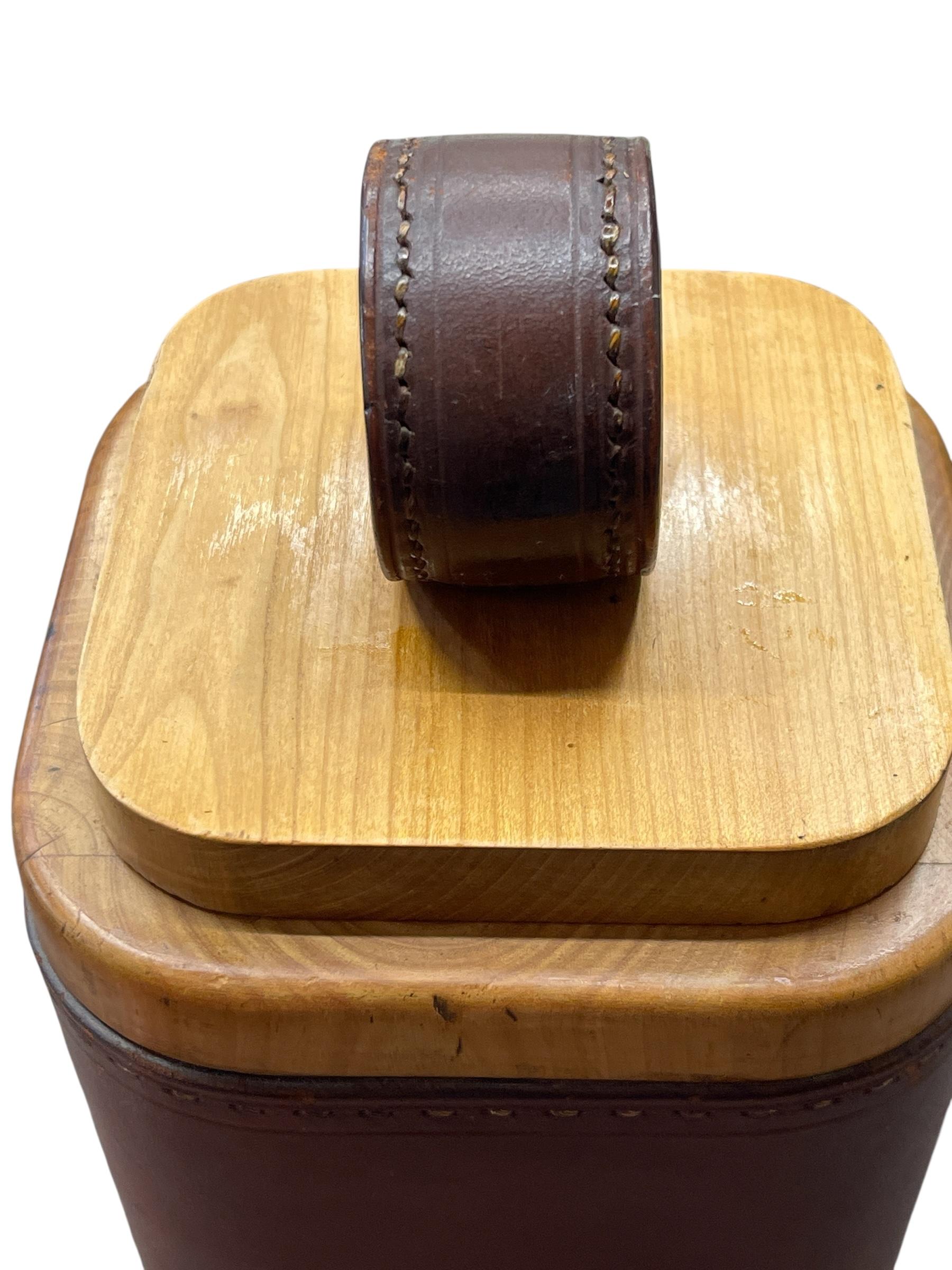 Boîte en cuir cousu et en bois de poirier des années 1950 par Jacques Adnet en vente 3