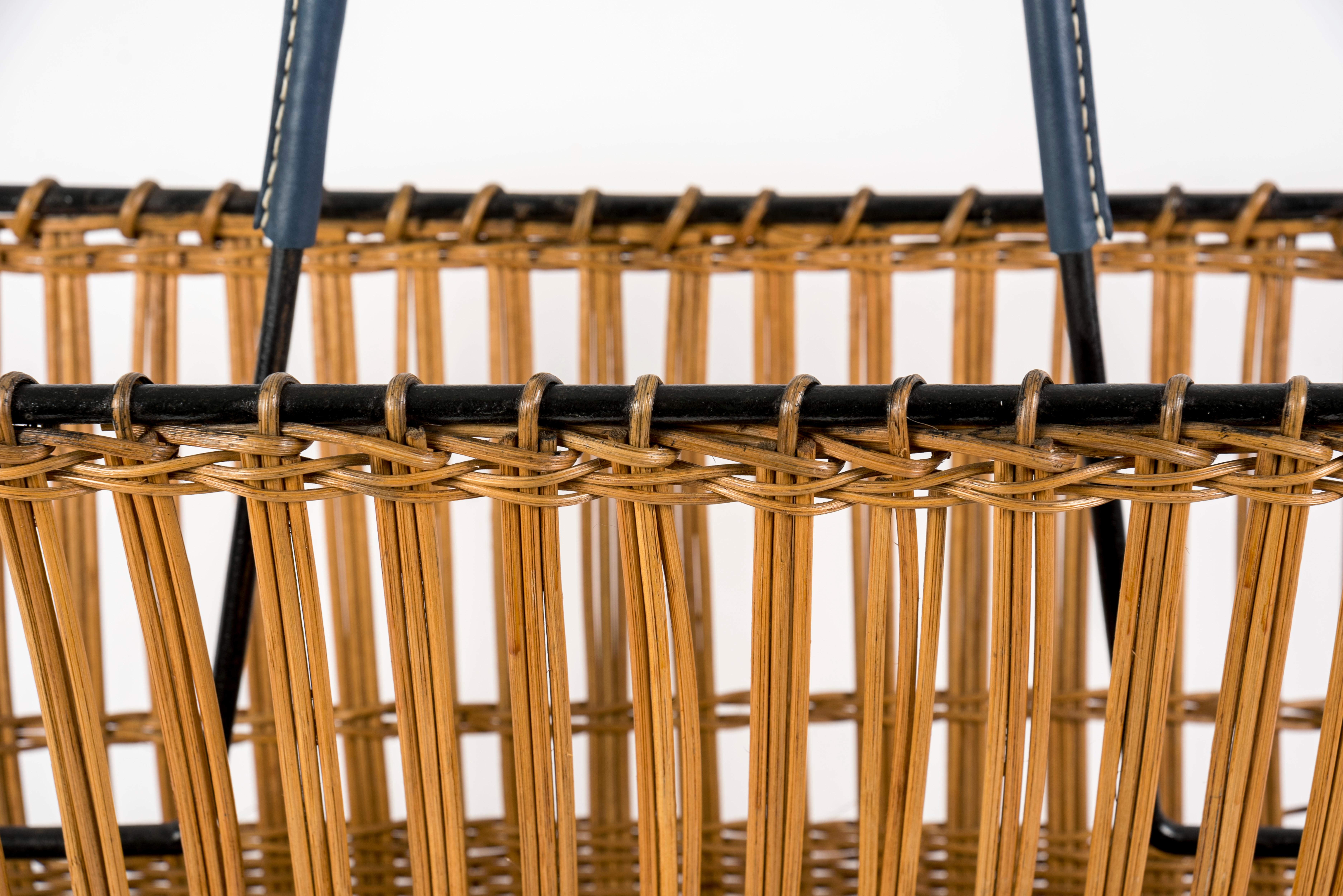 1950s Stitched Leather and Rattan Magazine Rack by Jacques Adnet In Good Condition In Bois-Colombes, FR