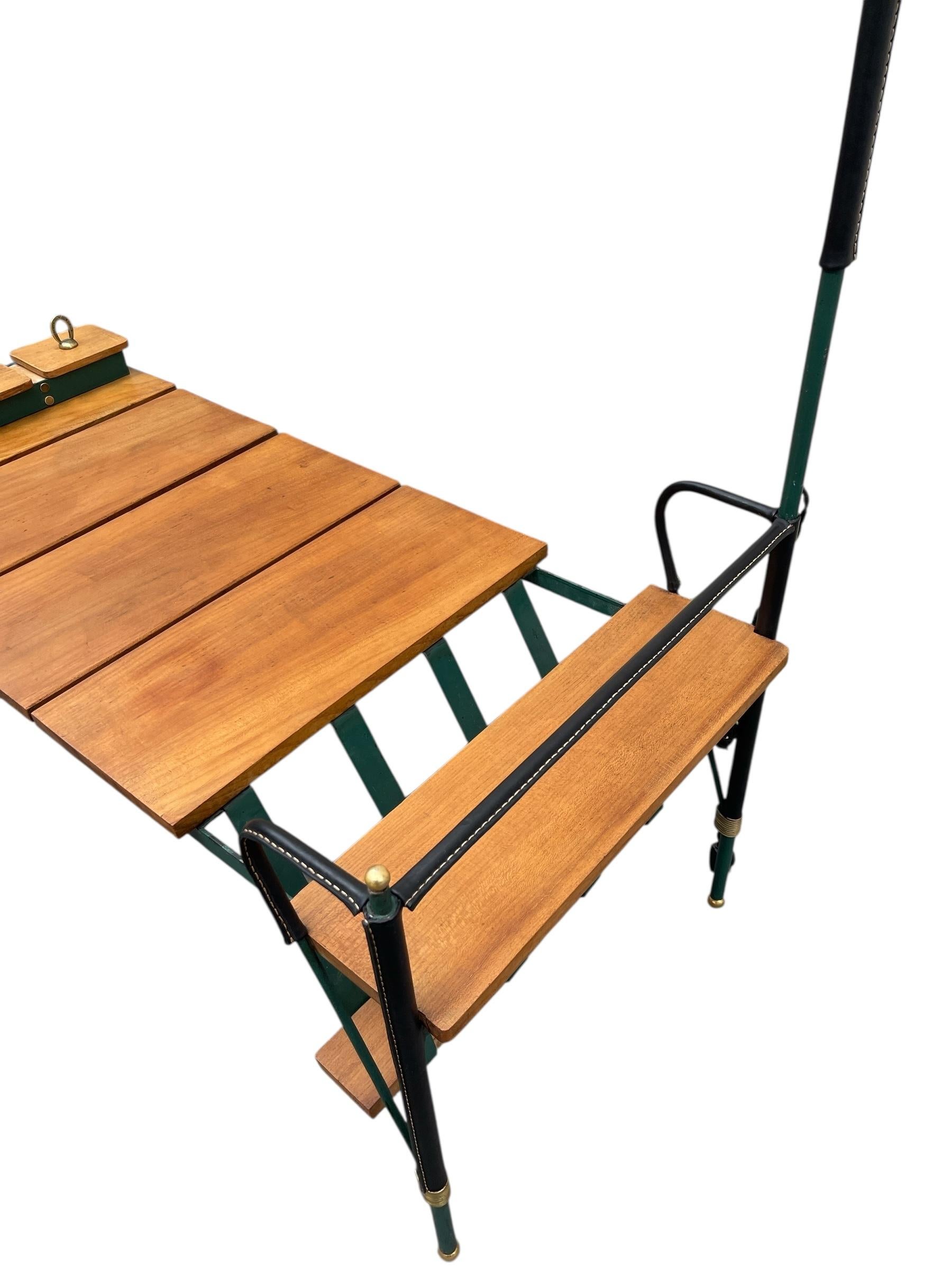 Table de cocktail en bois et cuir Stitch par Jacques Adnet, années 50 en vente 6