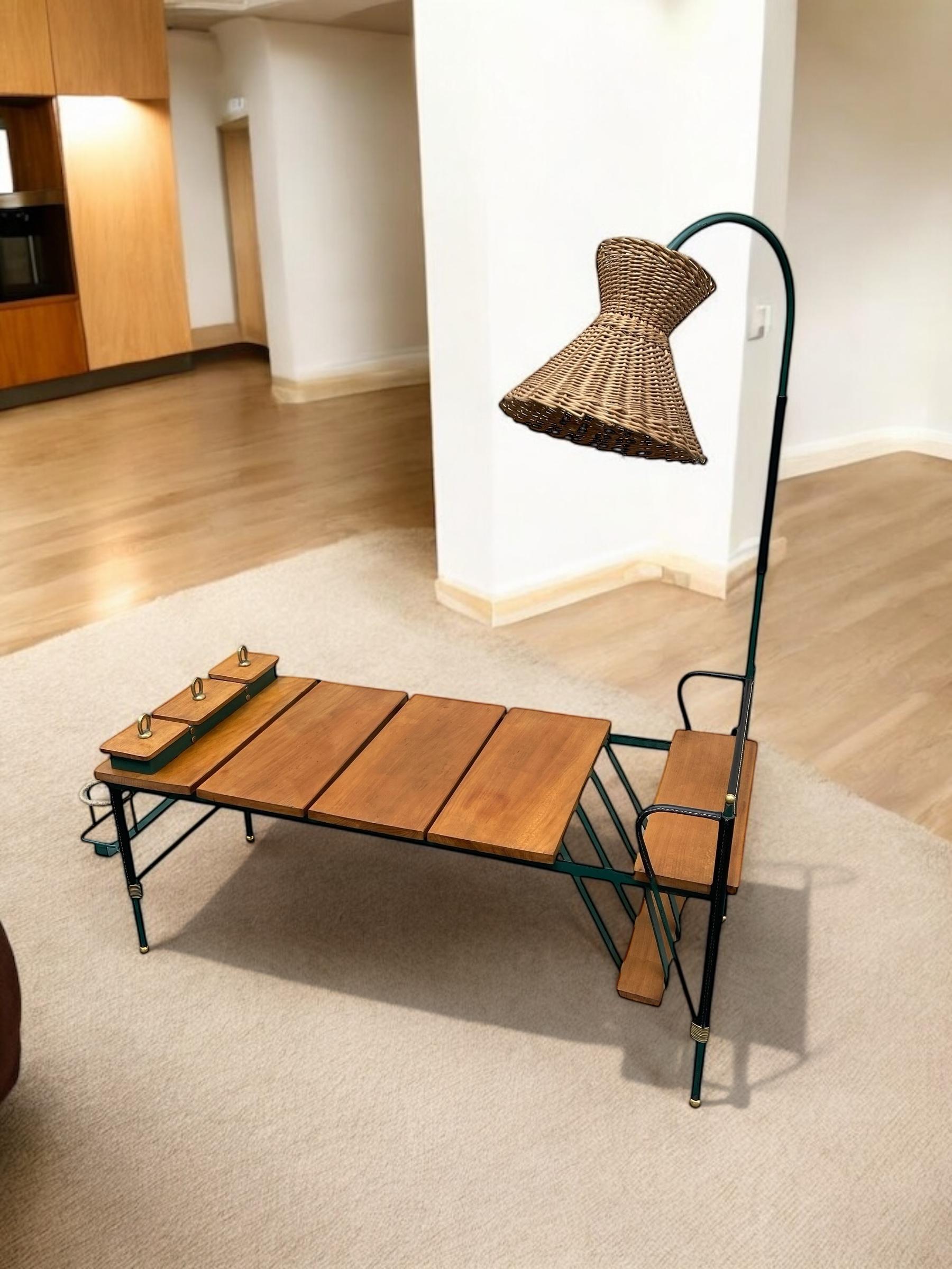 Il s'agit d'une table de cocktail ultra rare avec magazine, porte-bouteille et éclairage avec abat-jour en rotin d'origine.
La pièce est en très bon état.
Dimension par rapport au métal : 59 cm
Dimension jusqu'au sommet de la structure d'ombrage :