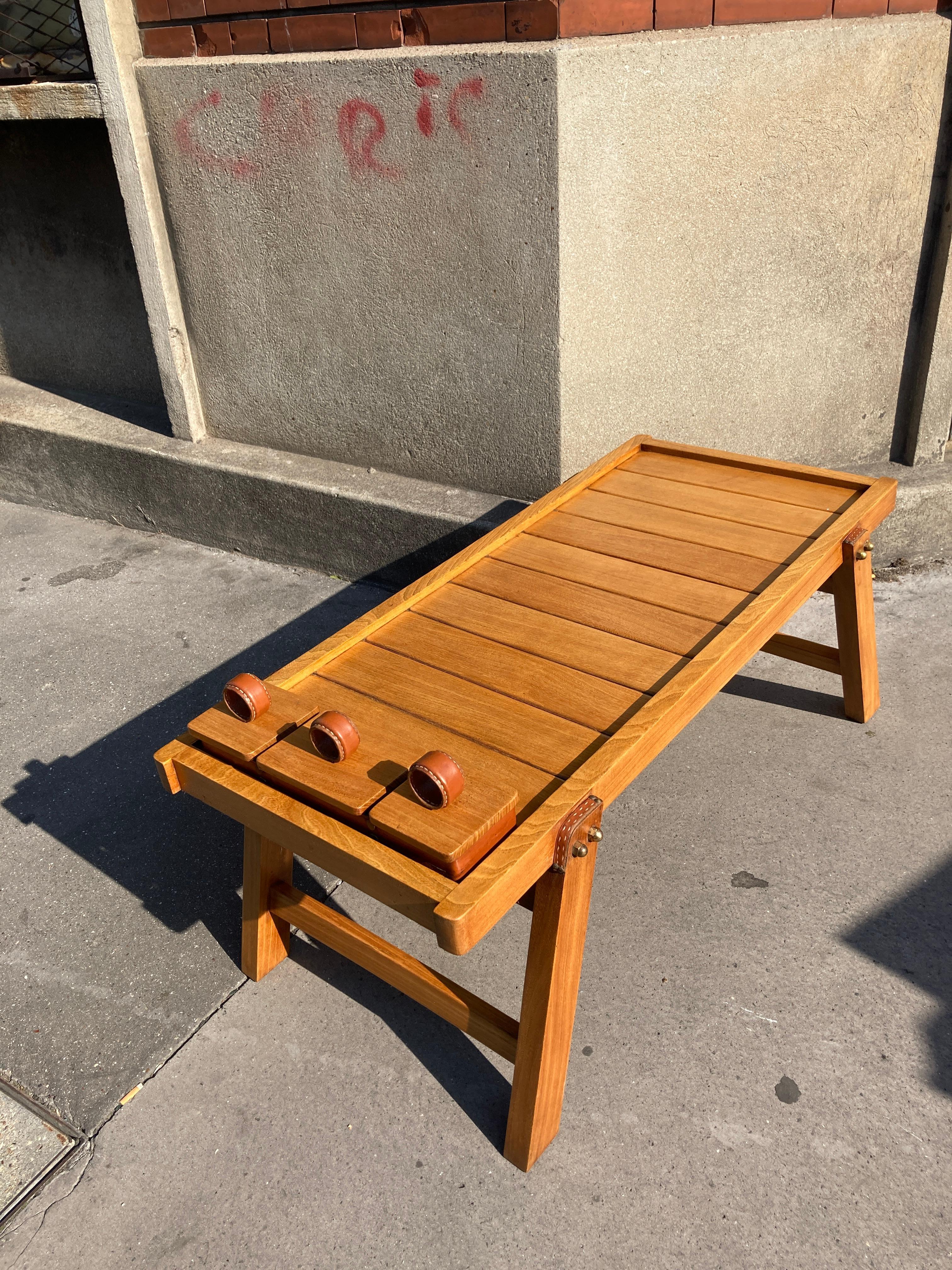 Cocktailtisch aus Leder und Holz von Jacques Adnet aus den 1950er Jahren, genäht (Französisch) im Angebot
