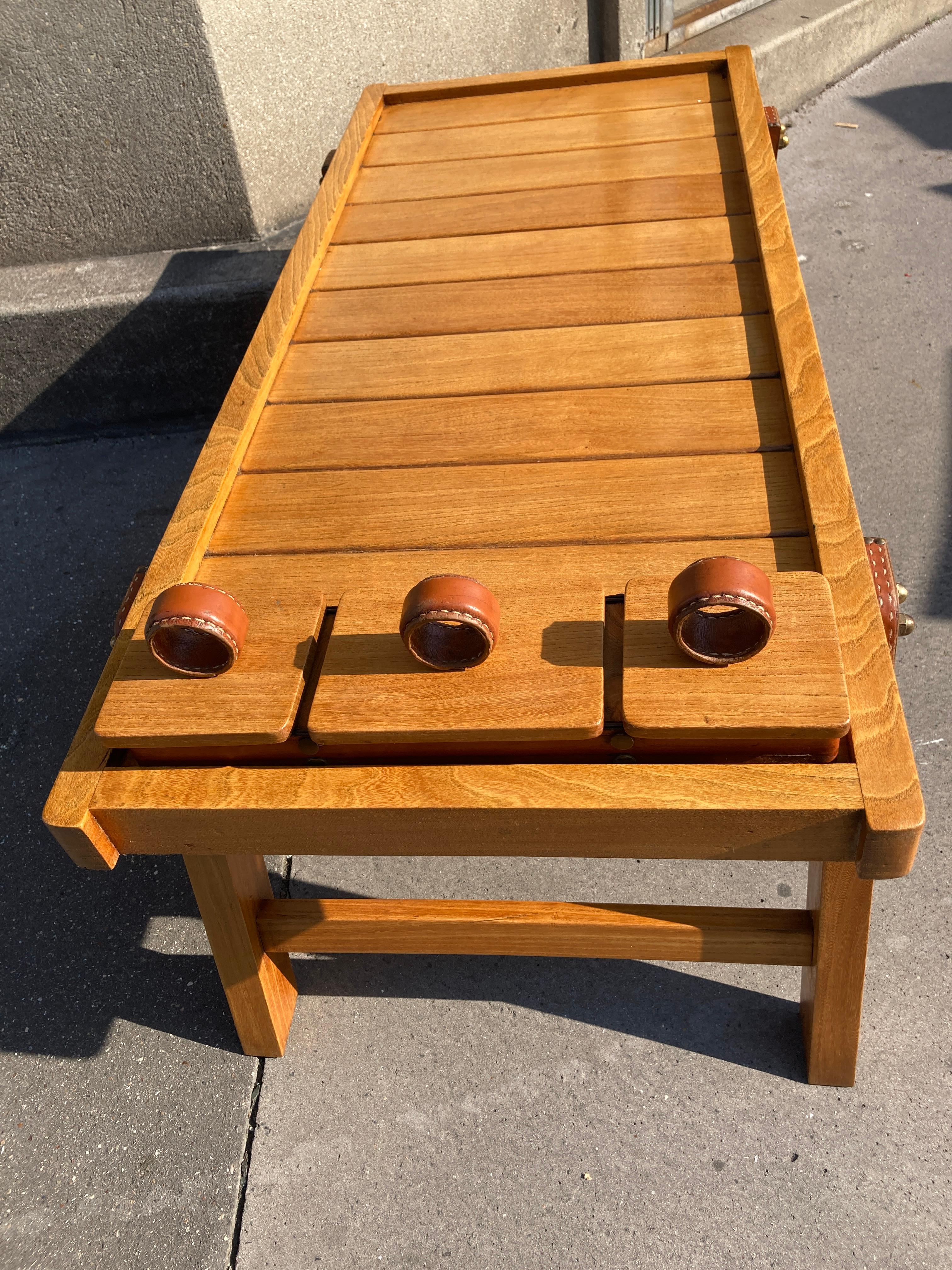 Cocktailtisch aus Leder und Holz von Jacques Adnet aus den 1950er Jahren, genäht im Zustand „Gut“ im Angebot in Bois-Colombes, FR