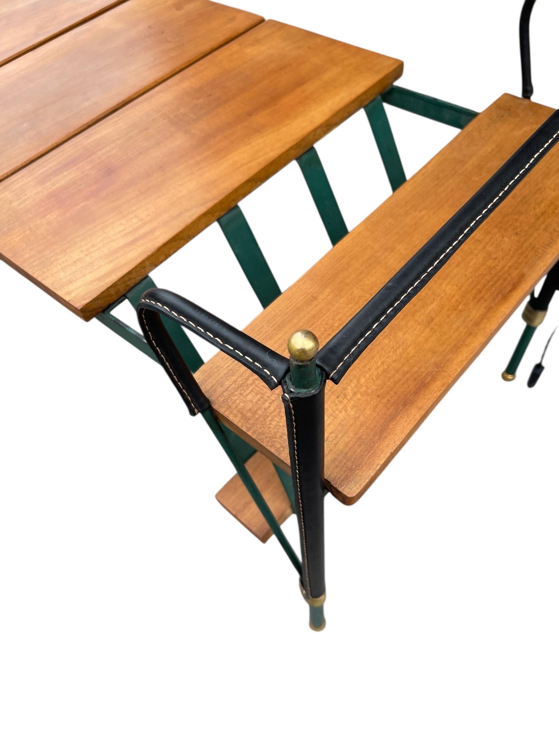 Table de cocktail en bois et cuir Stitch par Jacques Adnet, années 50 Bon état - En vente à Bois-Colombes, FR