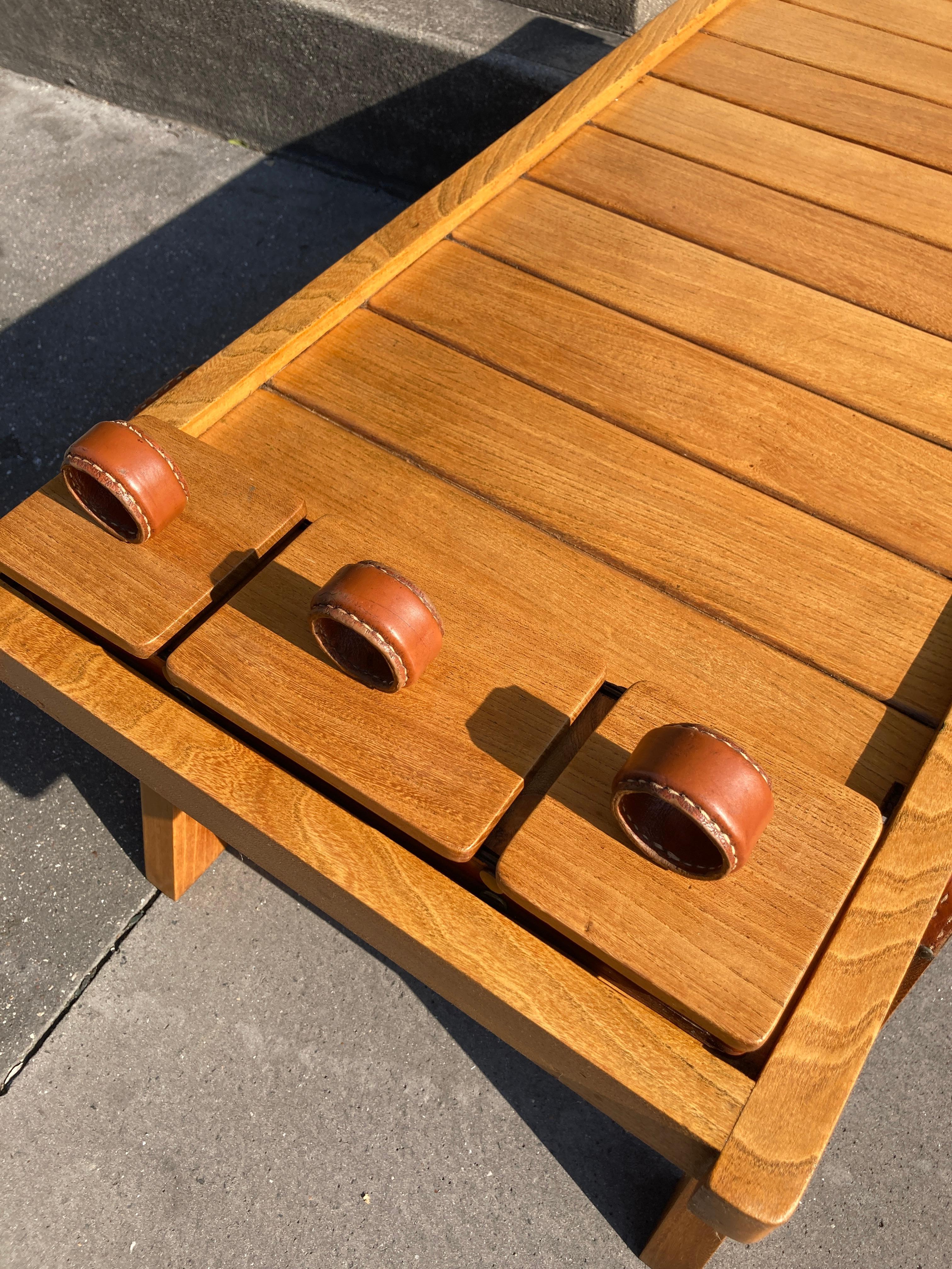 Cocktailtisch aus Leder und Holz von Jacques Adnet aus den 1950er Jahren, genäht (Mitte des 20. Jahrhunderts) im Angebot