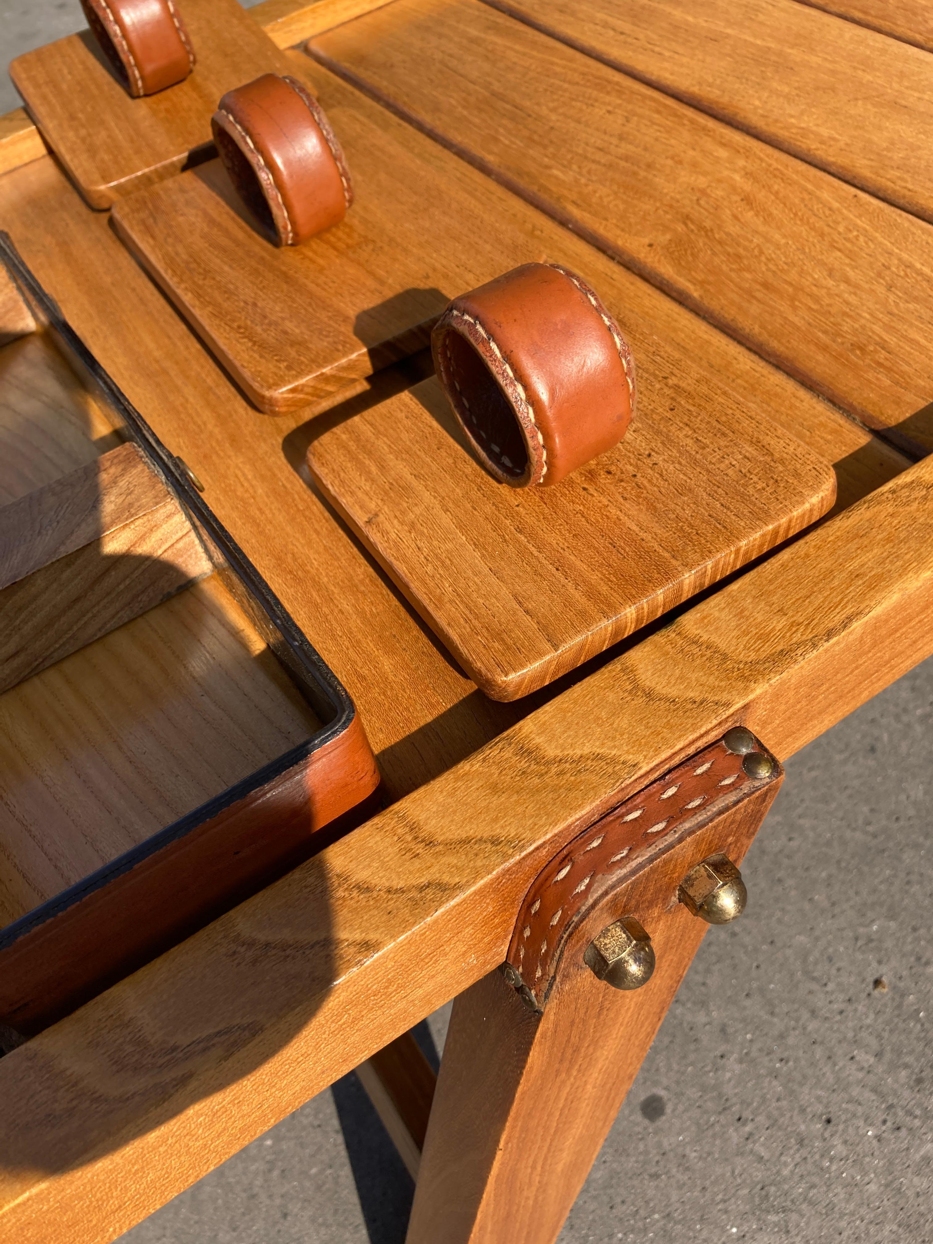 Cocktailtisch aus Leder und Holz von Jacques Adnet aus den 1950er Jahren, genäht im Angebot 2