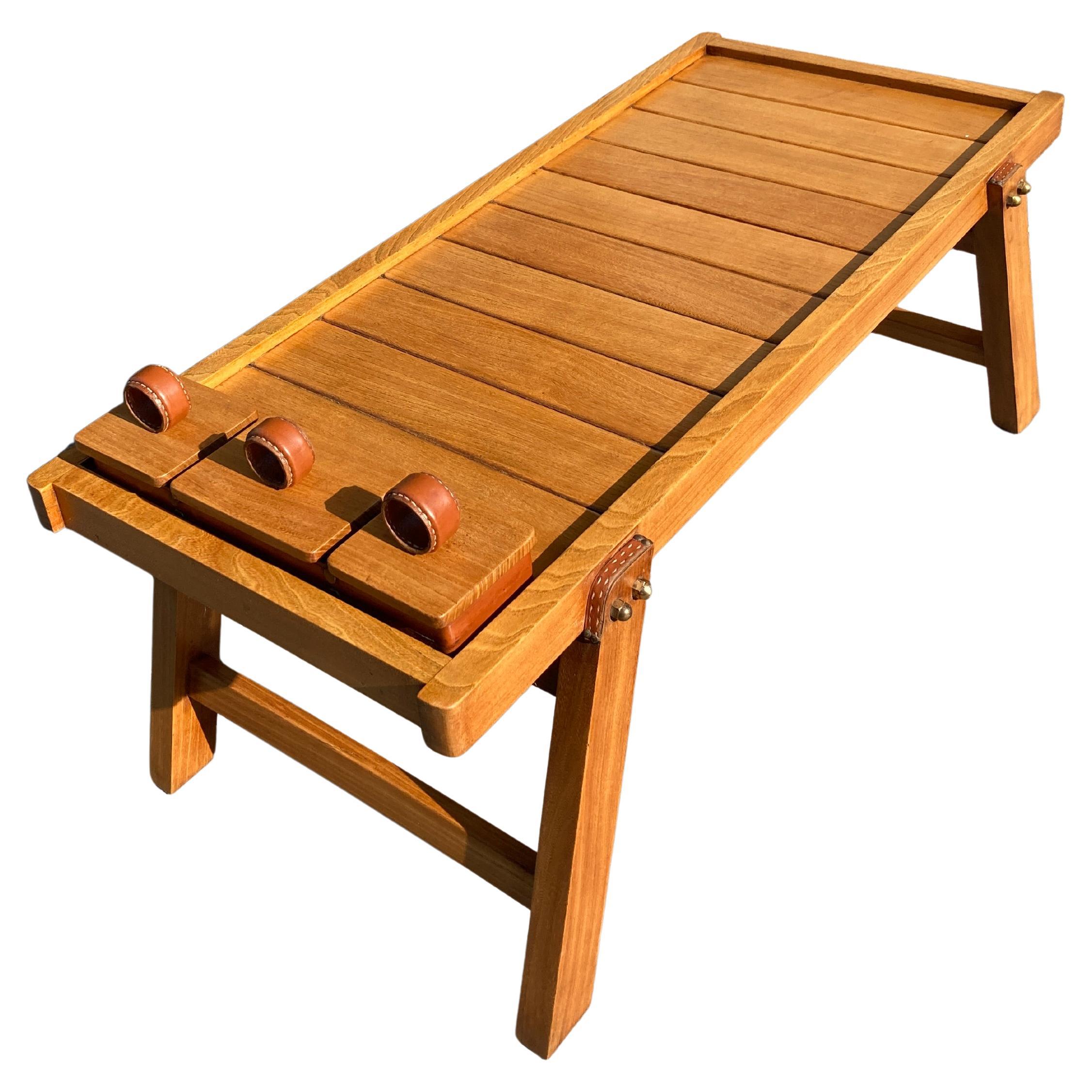 Cocktailtisch aus Leder und Holz von Jacques Adnet aus den 1950er Jahren, genäht im Angebot