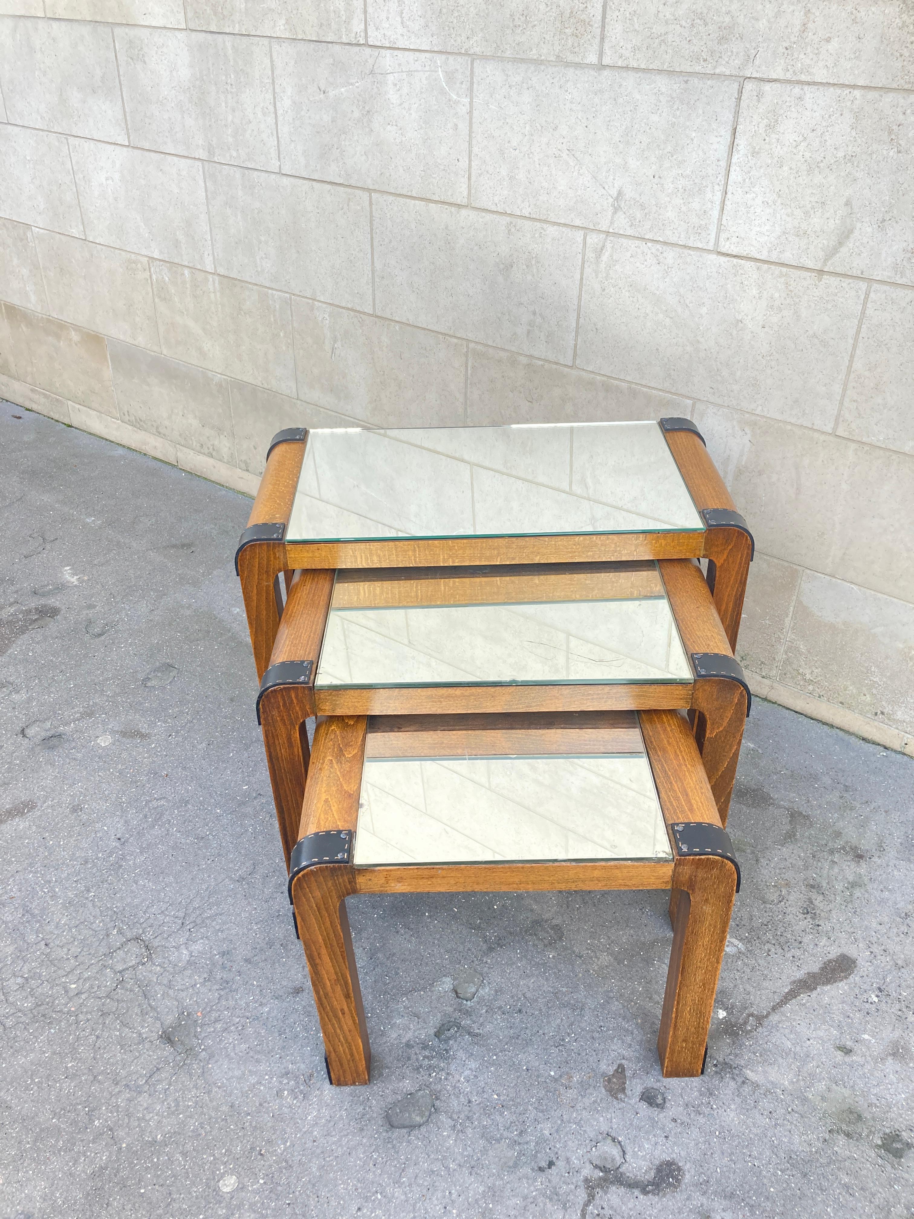 1950's Stitched leather and wood set of  nesting tables by Jacques Adnet In Good Condition For Sale In Bois-Colombes, FR