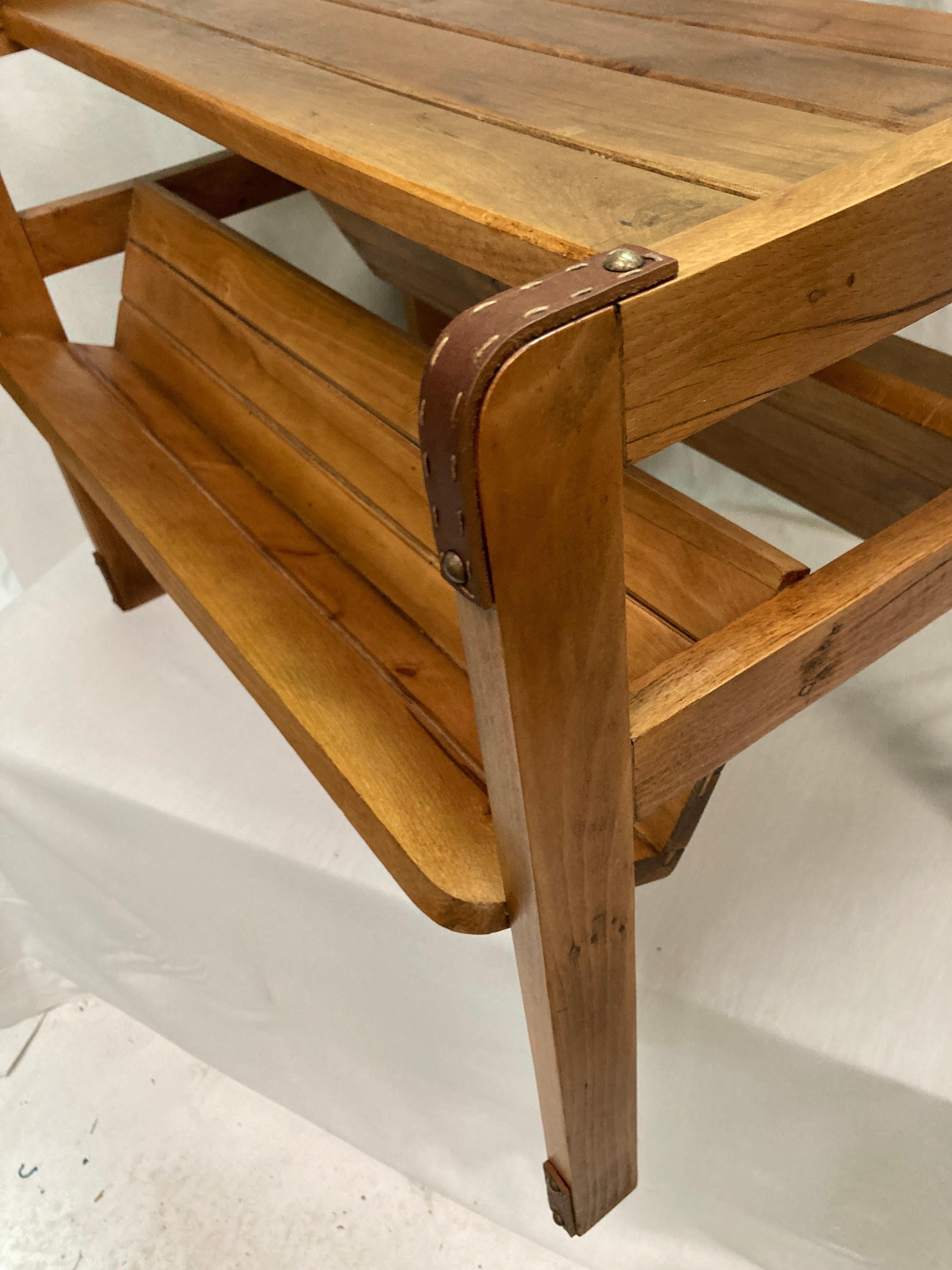 Français Table d'appoint en cuir piqué et bois des années 1950 par Jacques Adnet en vente