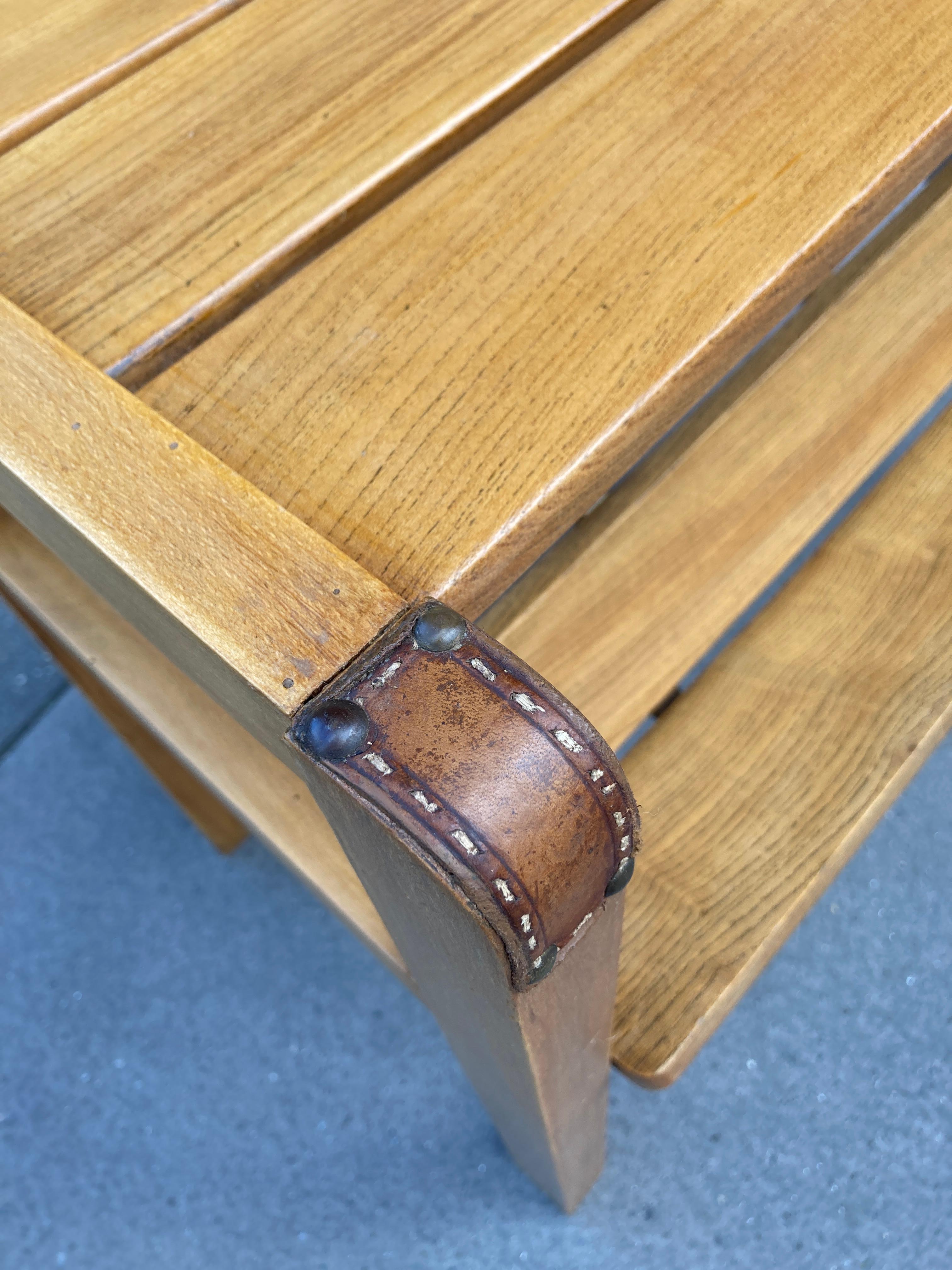 Beistelltisch aus Leder und Holz, 1950er Jahre, von Jacques Adnet im Zustand „Gut“ im Angebot in Bois-Colombes, FR