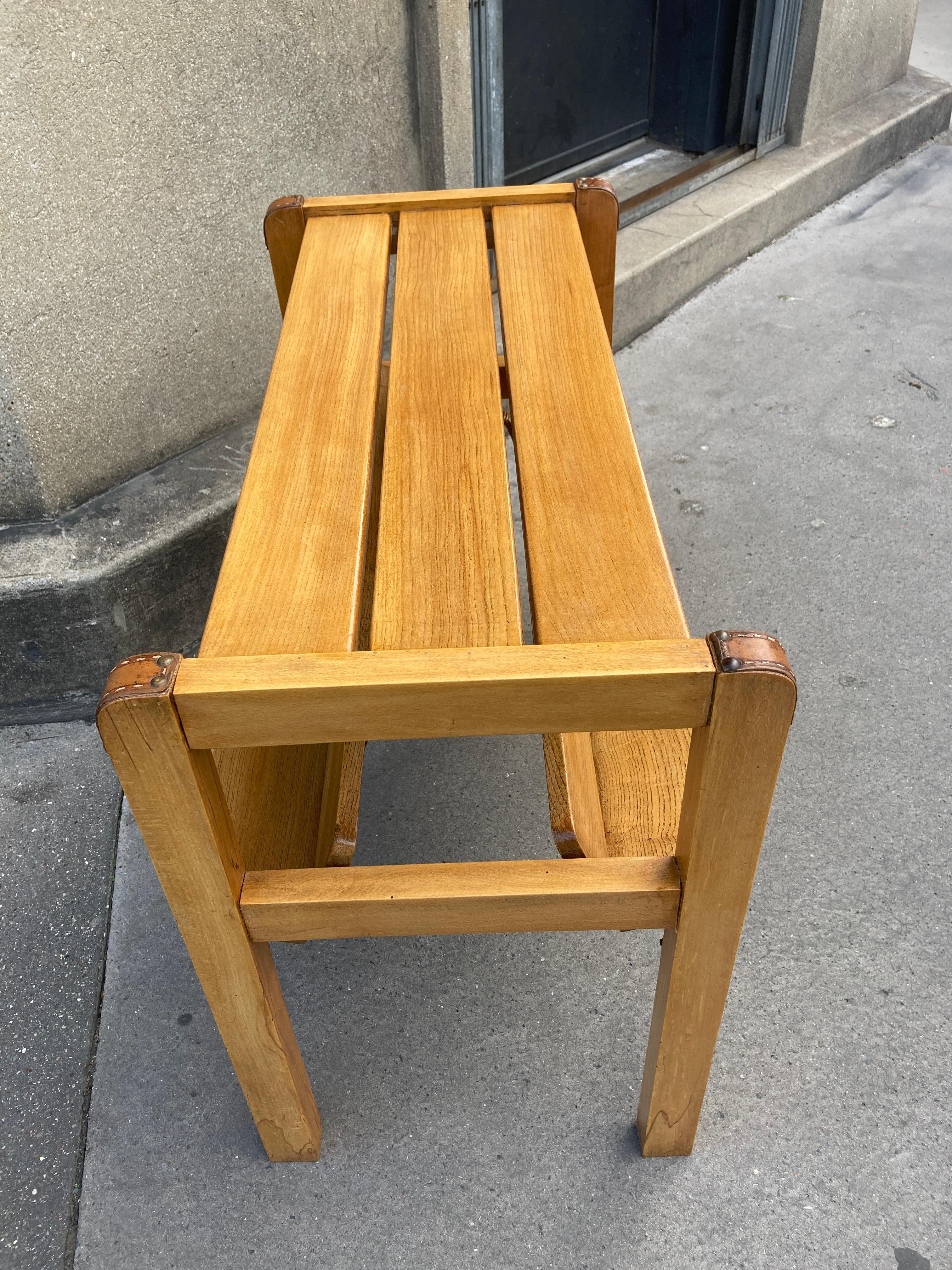 Beistelltisch aus Leder und Holz, 1950er Jahre, von Jacques Adnet (Mitte des 20. Jahrhunderts) im Angebot